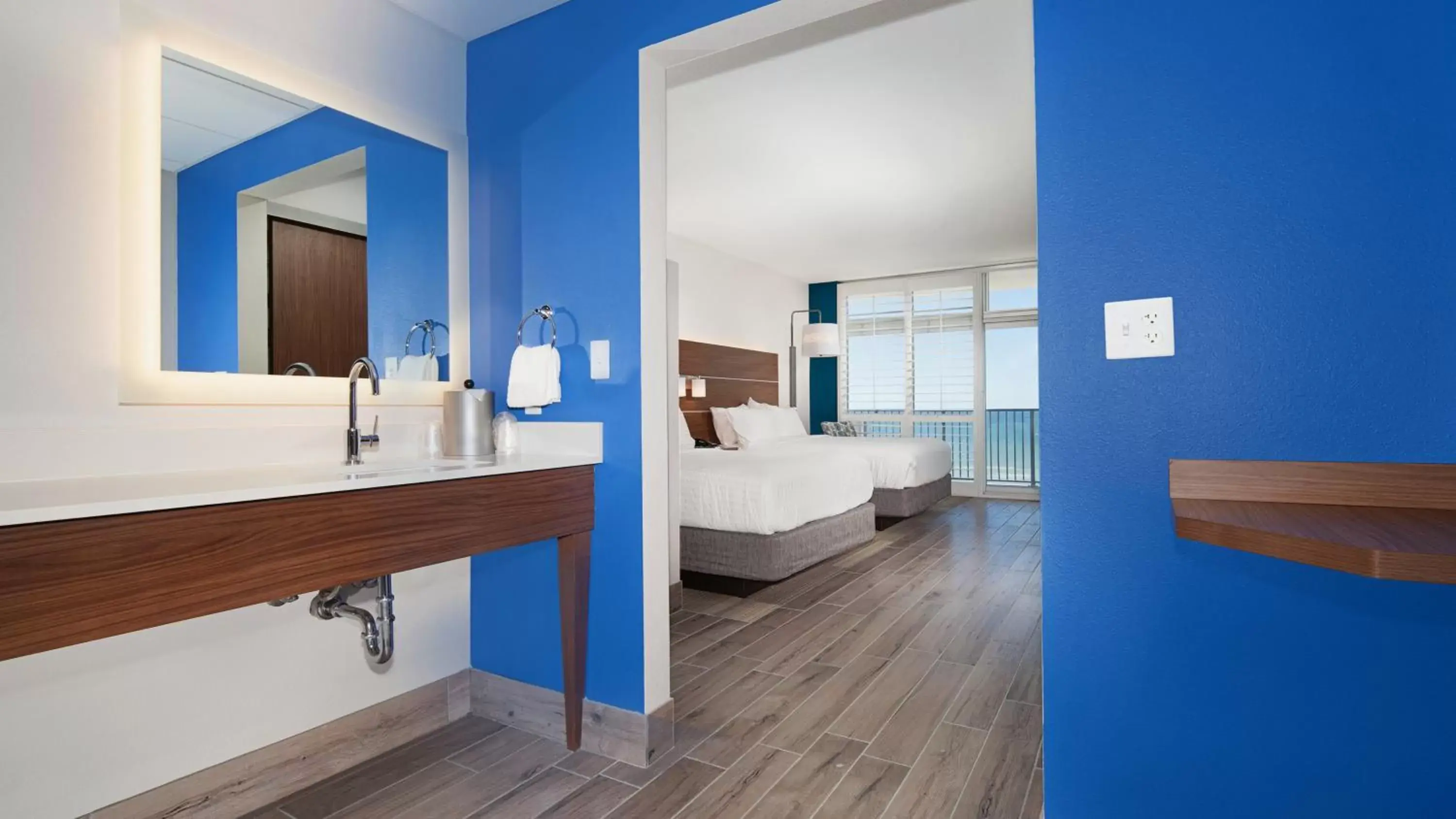 Photo of the whole room, Bathroom in Holiday Inn Express & Suites Panama City Beach - Beachfront, an IHG Hotel