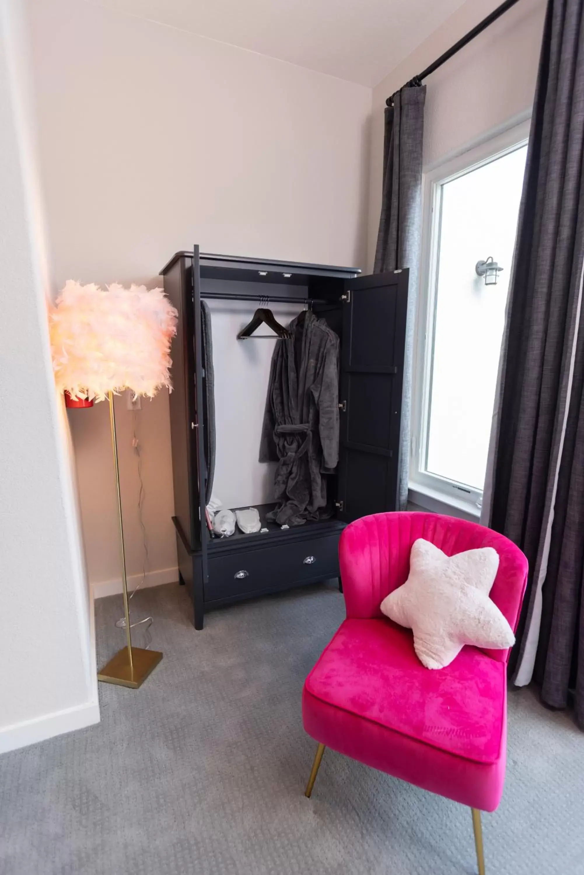 Bedroom, Seating Area in The Bentley Hotel on 290