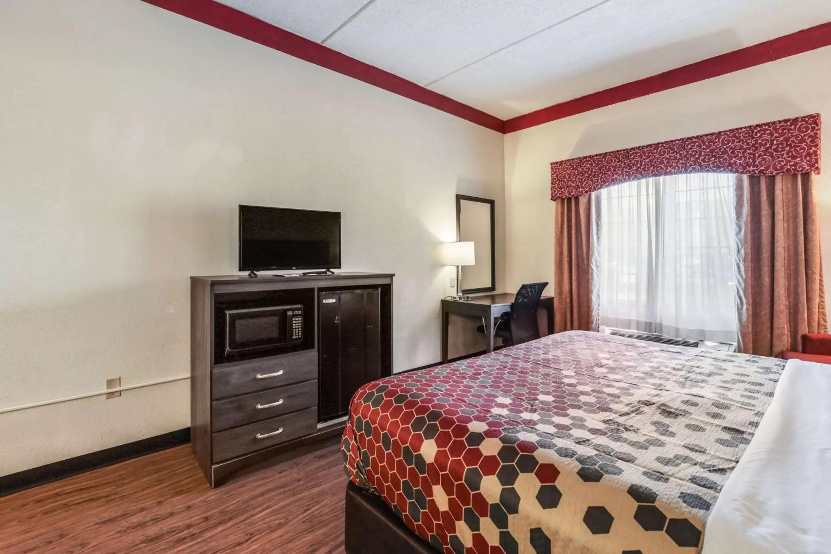 Photo of the whole room, Bed in Econo Lodge Inn & Suites - Marianna