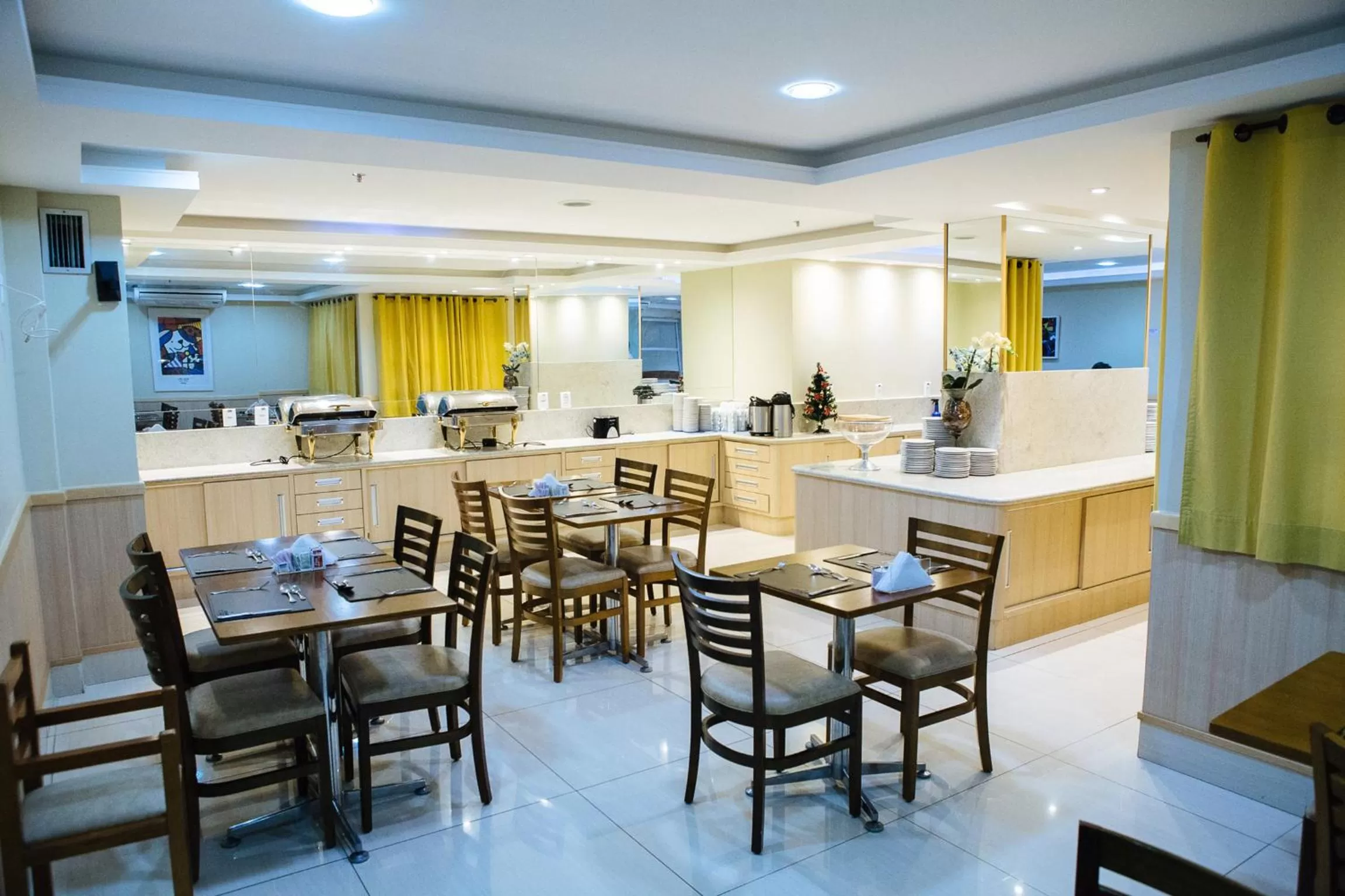 Restaurant/places to eat in Elegance Praia Hotel
