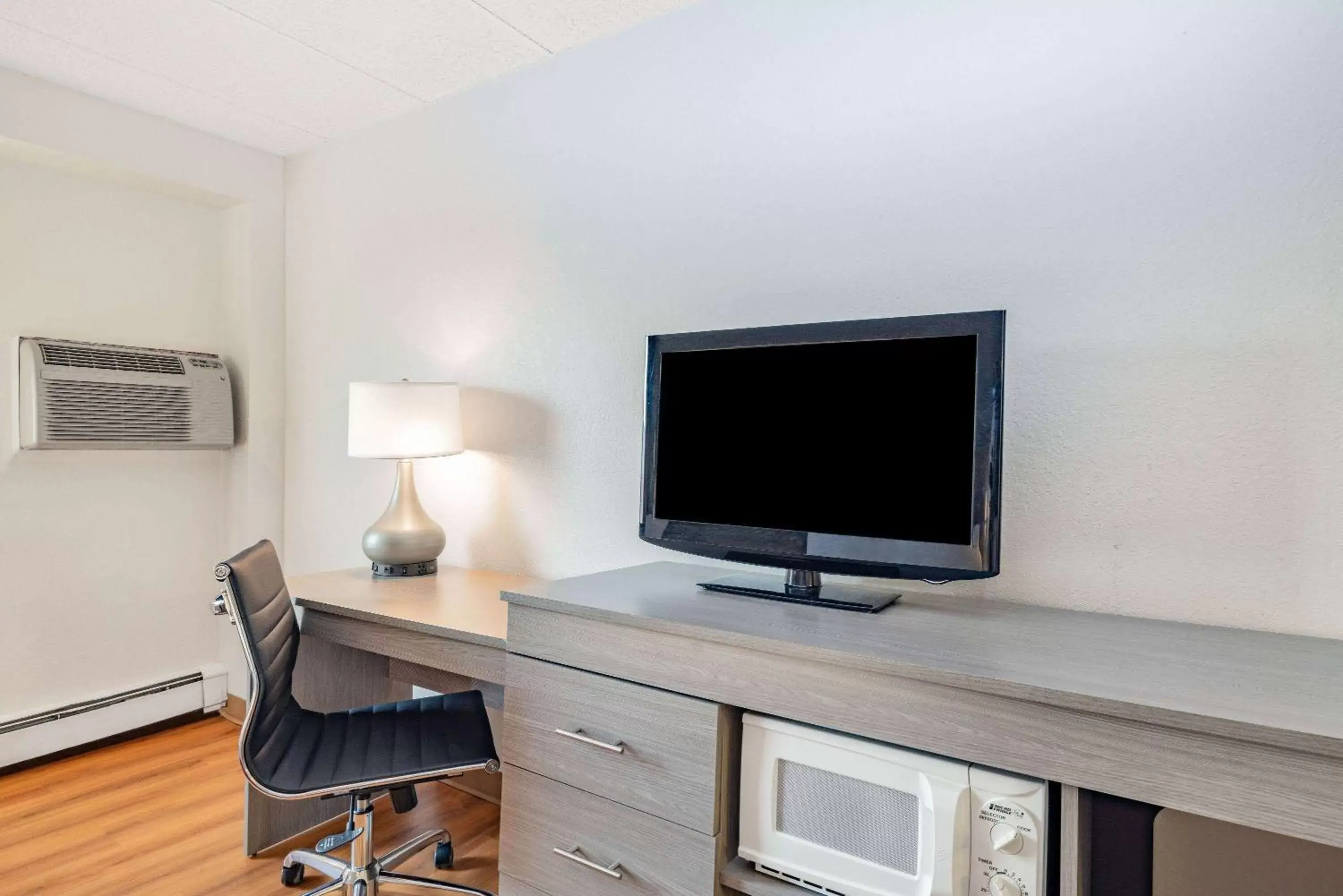 Photo of the whole room, TV/Entertainment Center in Baymont by Wyndham Gillette