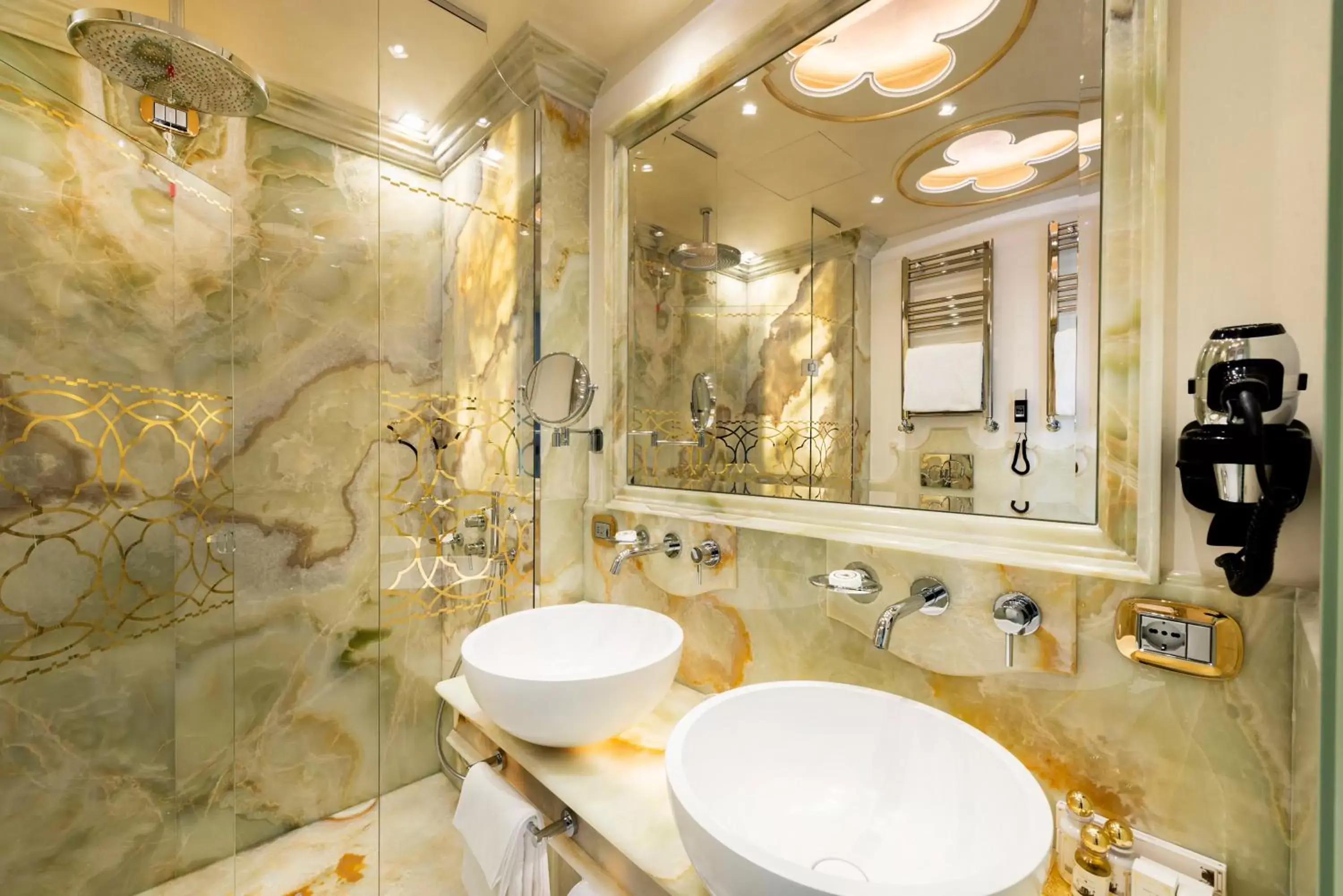 Bathroom in Monaco & Grand Canal