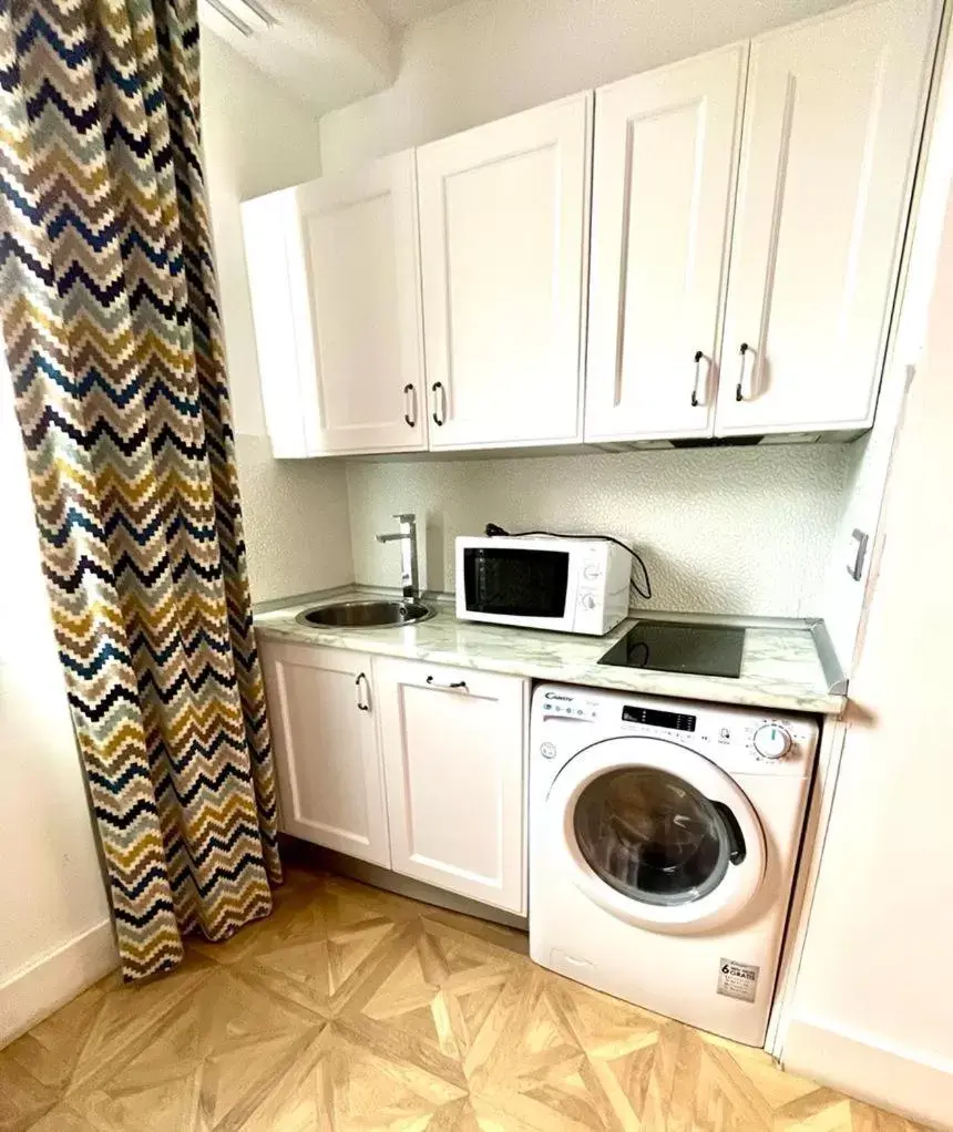 Kitchen/Kitchenette in Hotel Royal Suite Santander