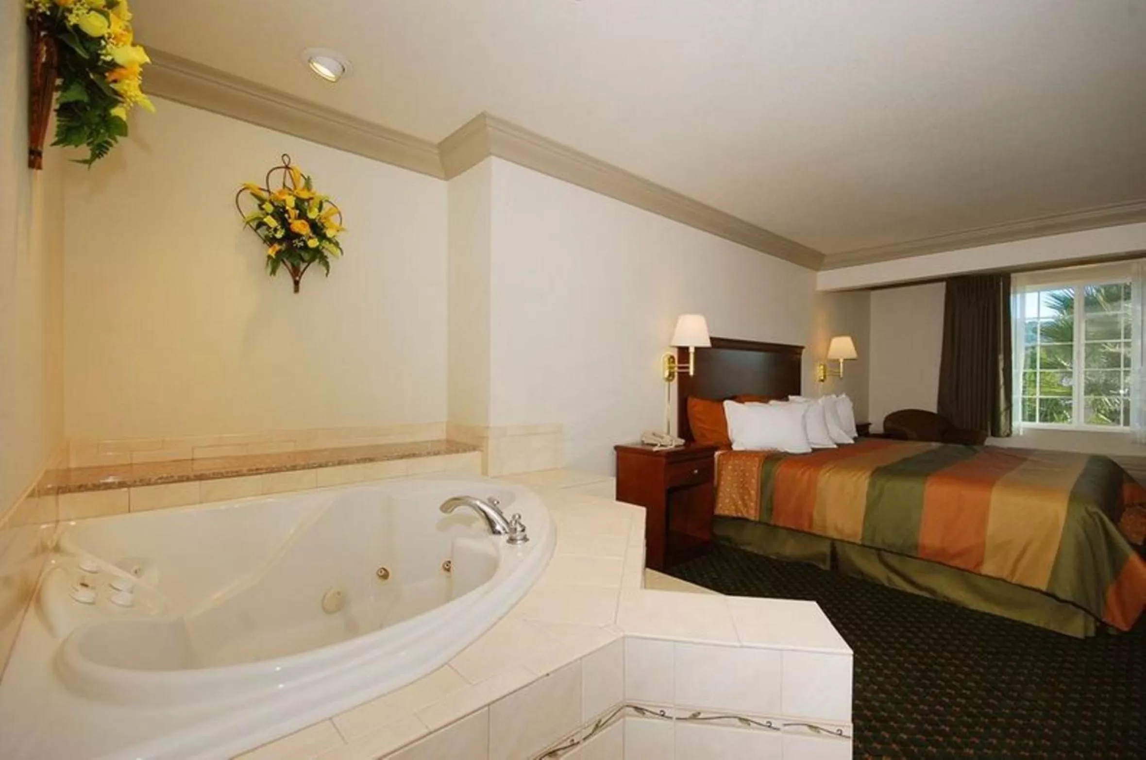 Bathroom, Bed in Cloverdale Wine Country Inn & Suites