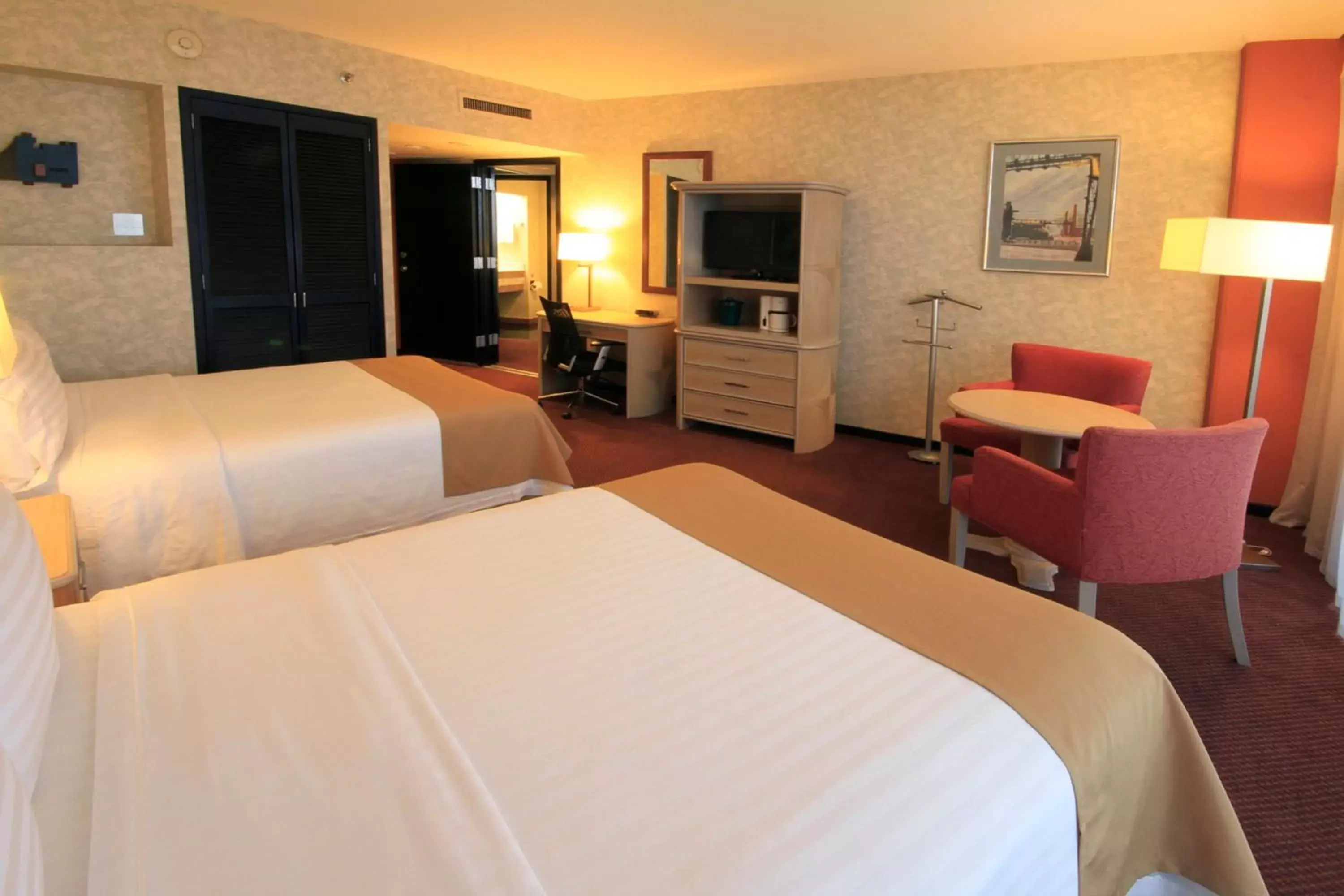 Photo of the whole room, Bed in Holiday Inn Monterrey-Parque Fundidora, an IHG Hotel