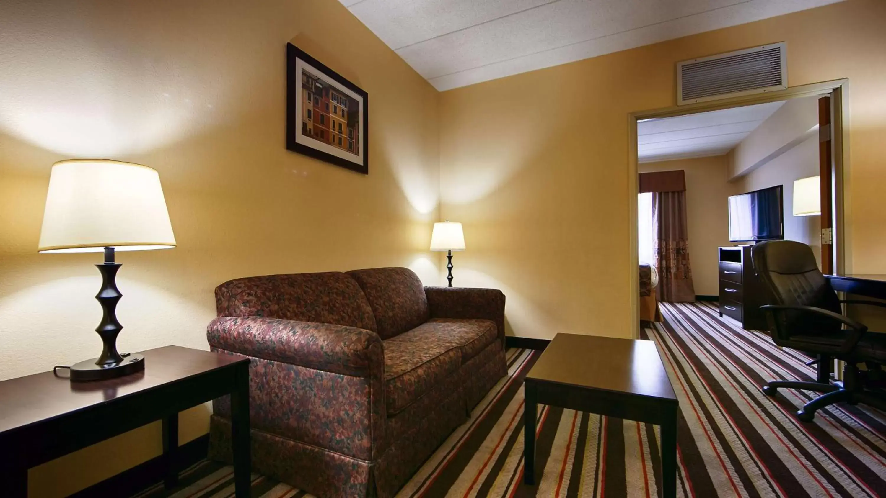 Photo of the whole room, Seating Area in Best Western Mason Inn