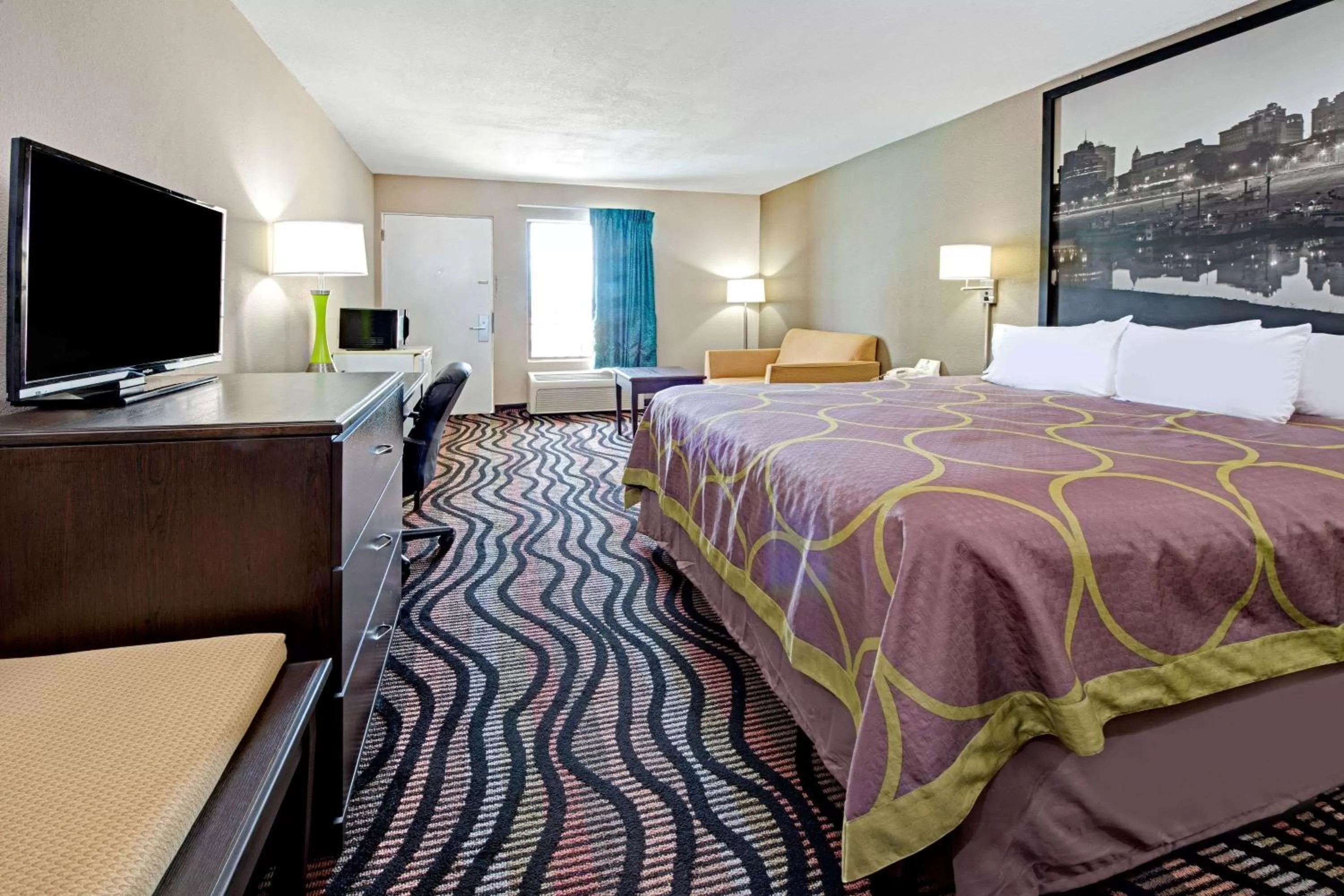 On site, Bed in Super 8 by Wyndham Lakeland