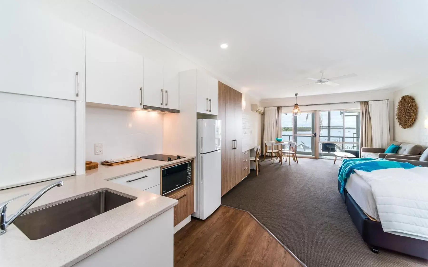 Photo of the whole room, Kitchen/Kitchenette in Moby Dick Waterfront Resort Motel