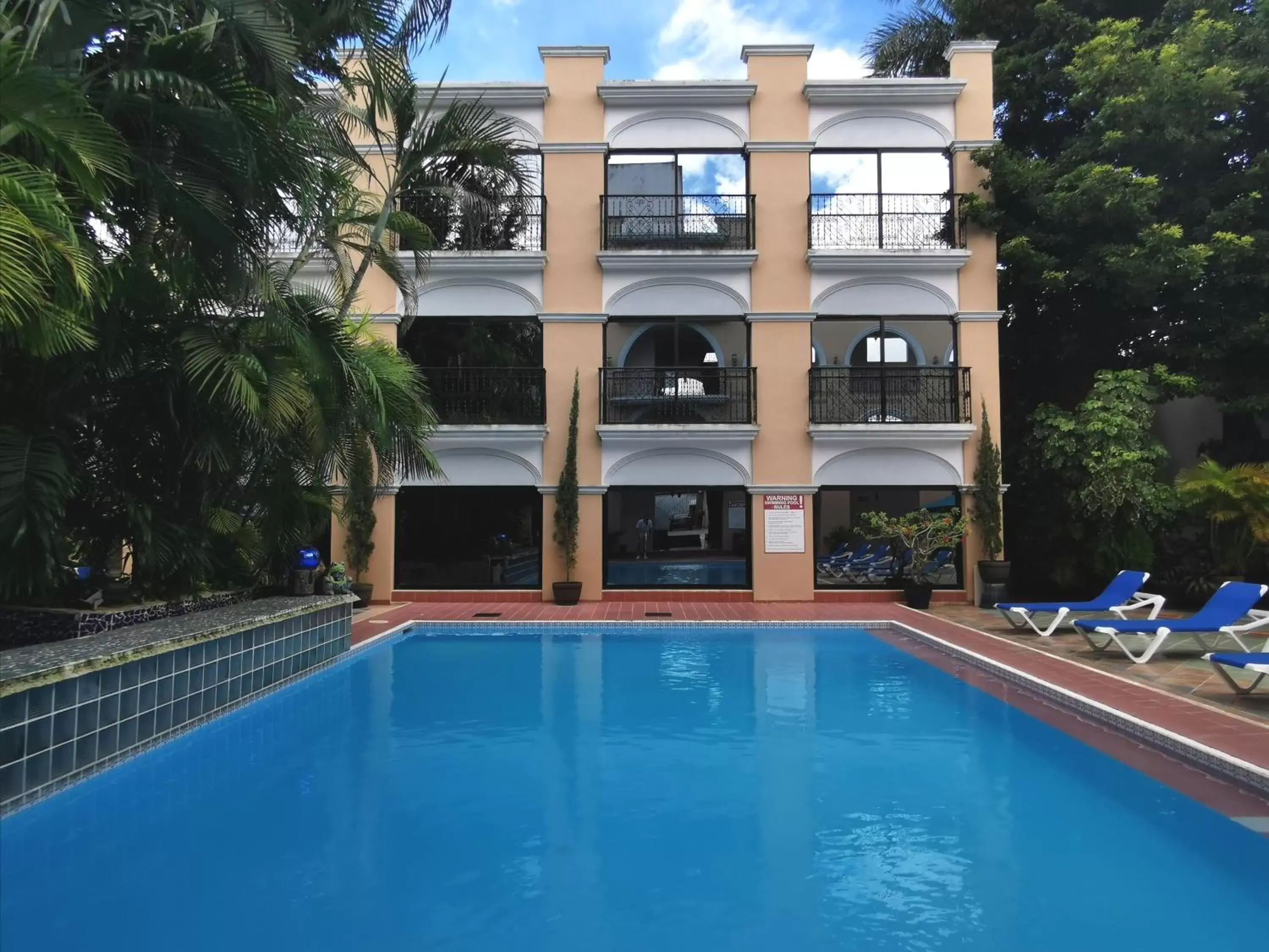 Swimming Pool in Hotel Doralba Inn