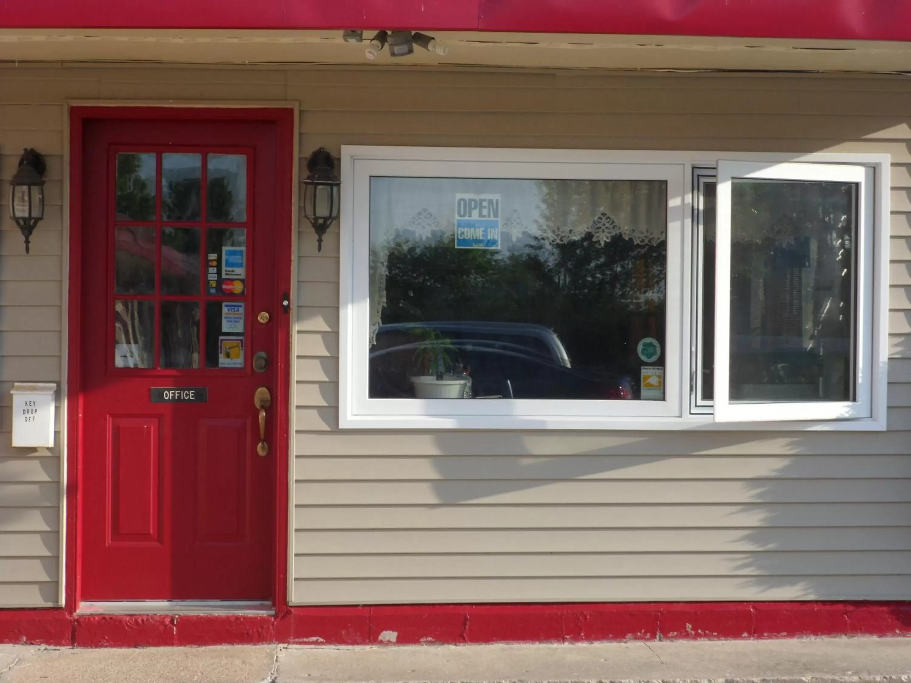 Facade/entrance in The Silver Birch Motel