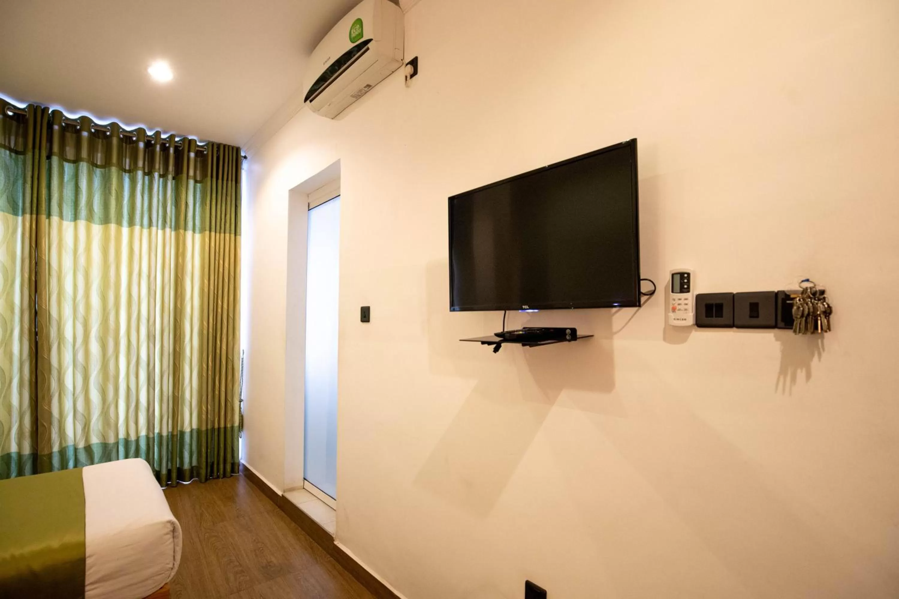 Communal lounge/ TV room in Hotel Ganthera Kandy
