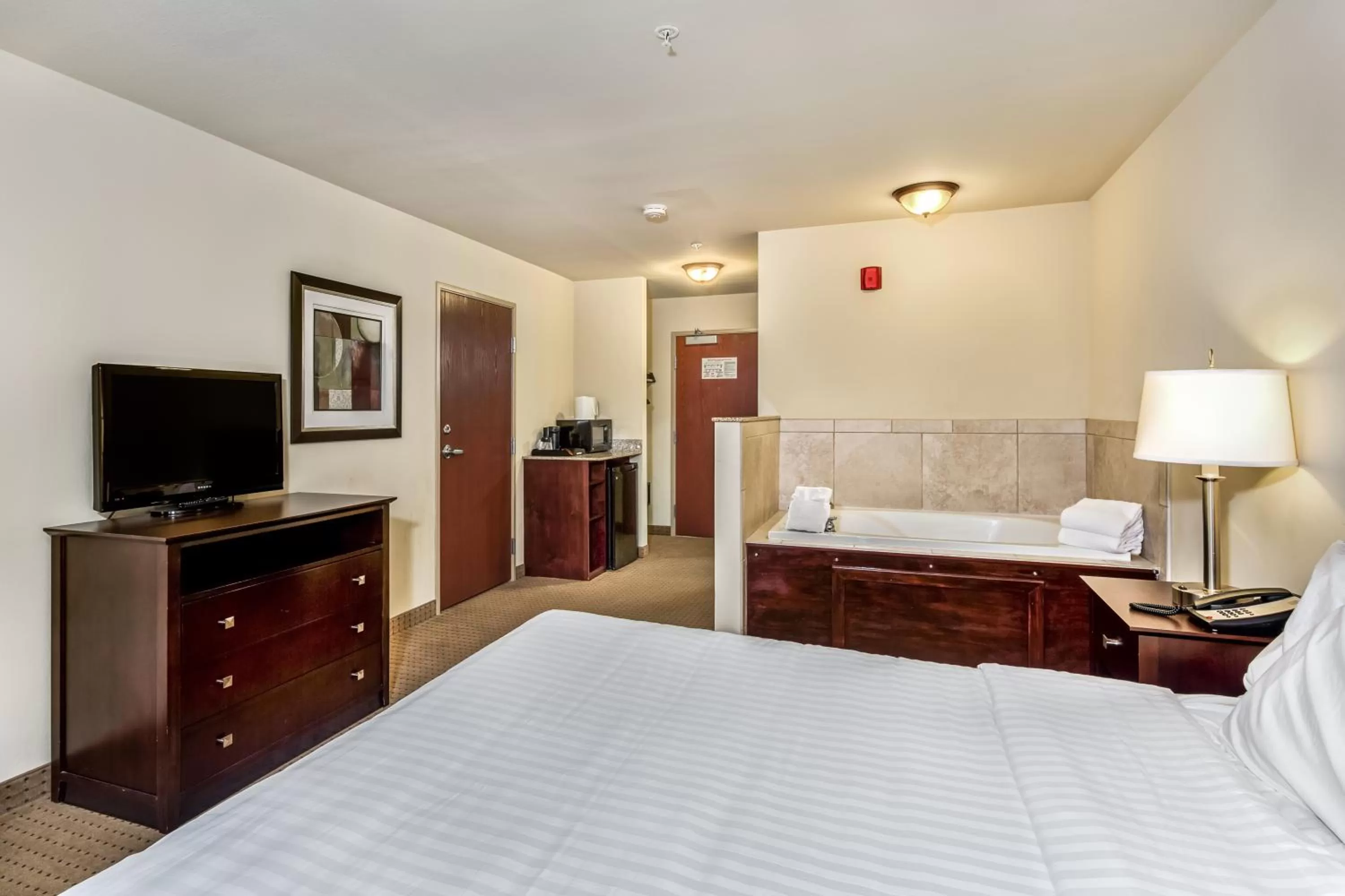 TV and multimedia, Bed in Cobblestone Inn & Suites - Vinton, IA