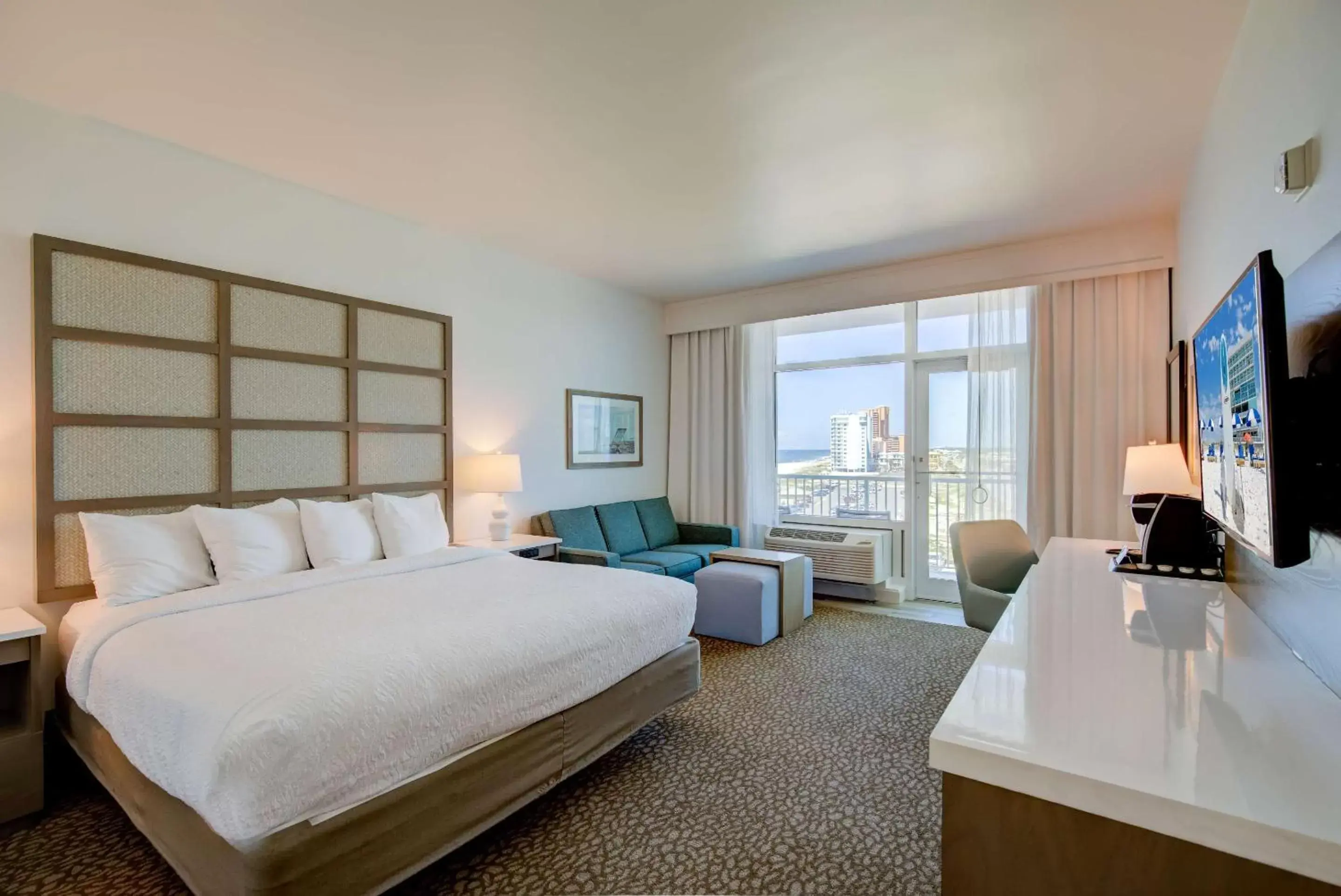 King Room with Sofa Bed and Bath Tub - Balcony/Mobility Accessible in Best Western Premier - The Tides