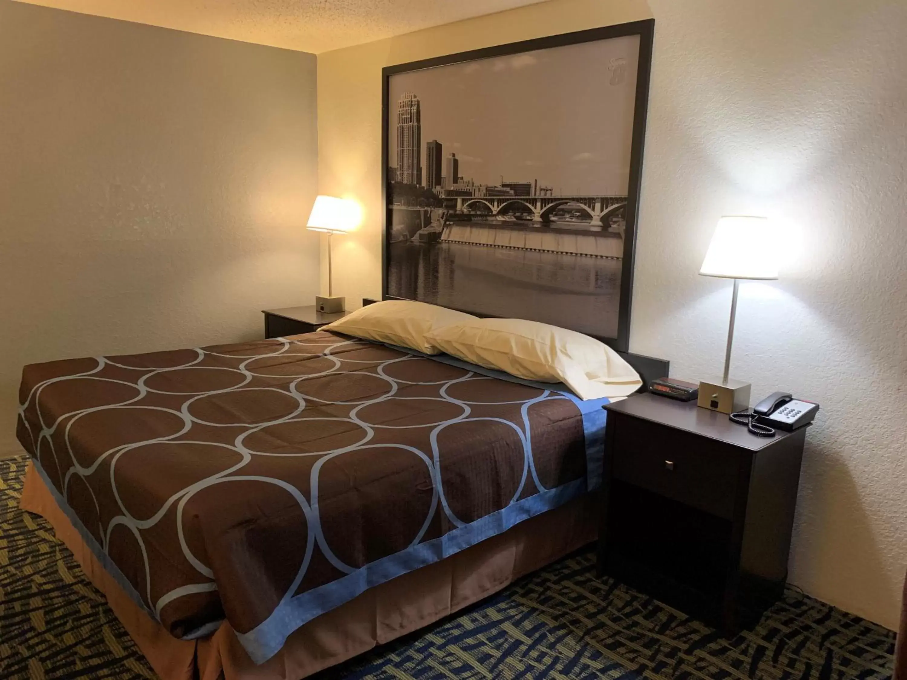 Photo of the whole room, Bed in Super 8 by Wyndham Shakopee