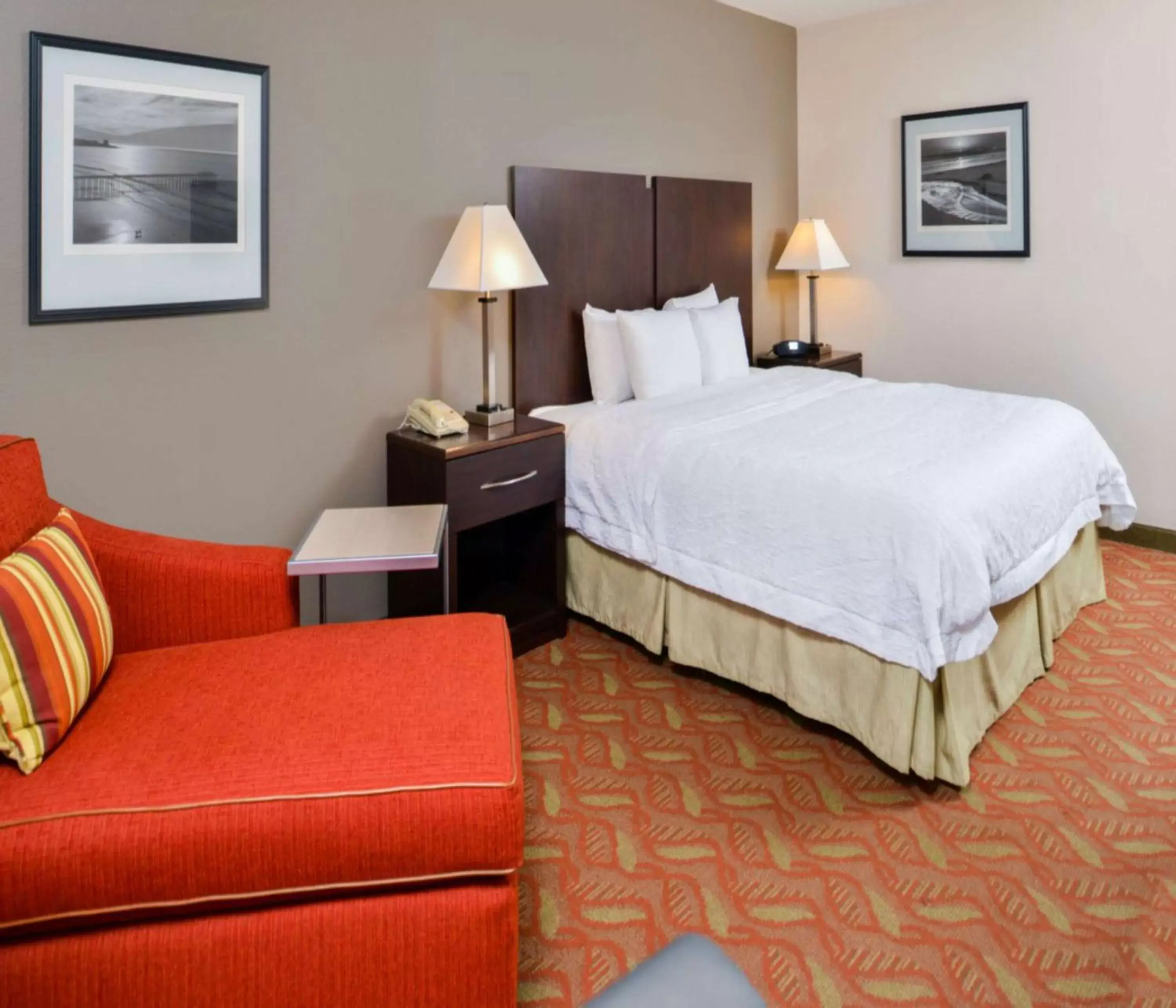 Living room, Bed in Hampton Inn & Suites San Francisco-Burlingame-Airport South