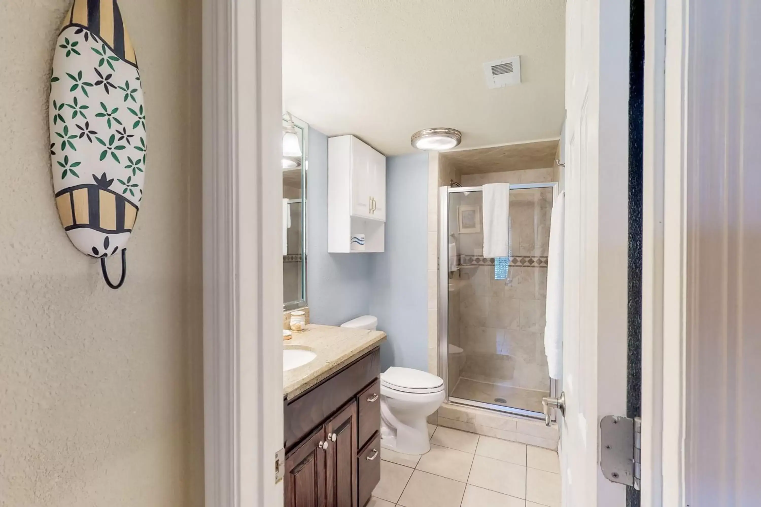 Bathroom in Beachview Condominiums: Wicker Wanderer (#109)