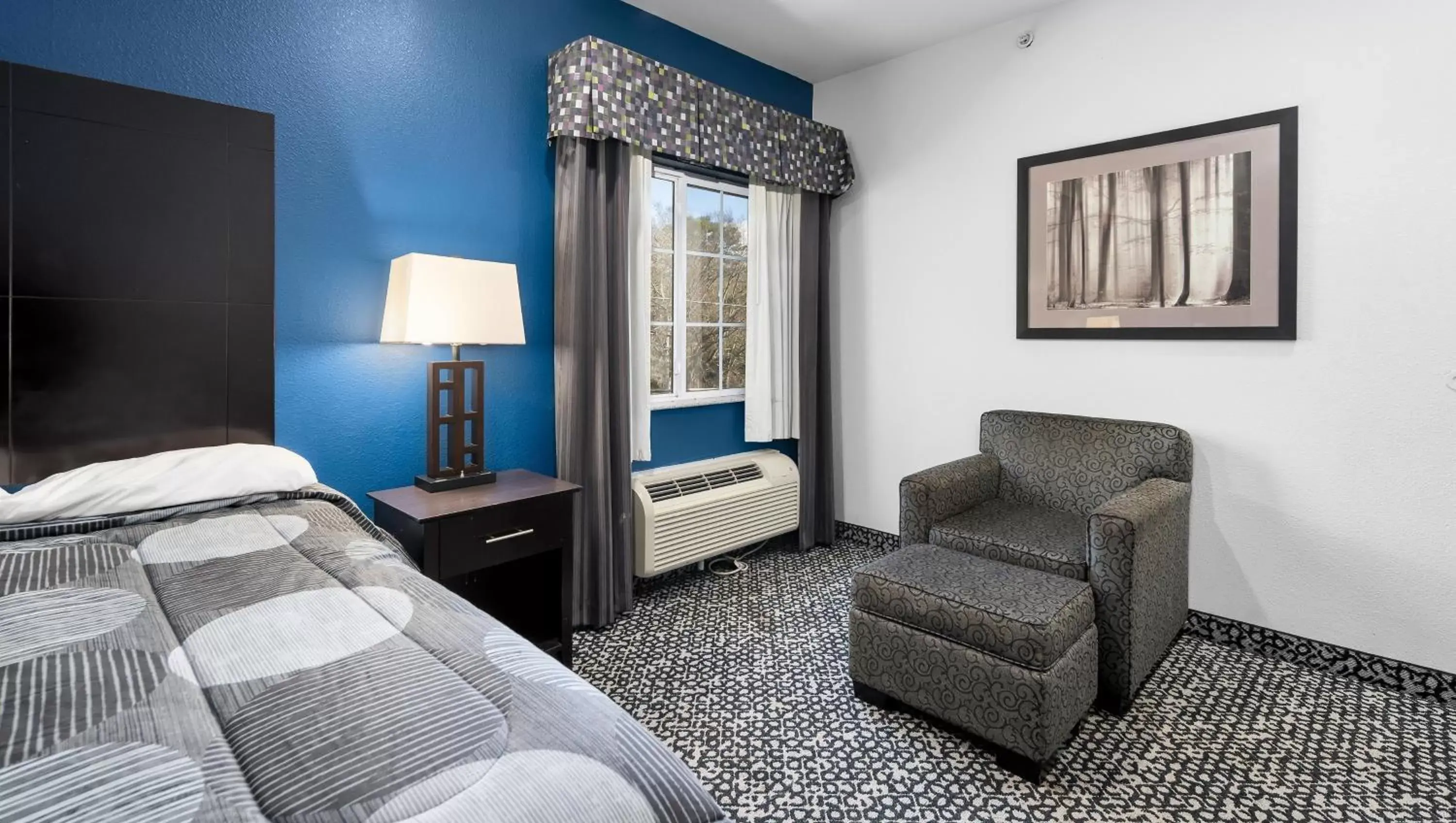 Bedroom, Seating Area in Belmont Inn and Suites Tatum