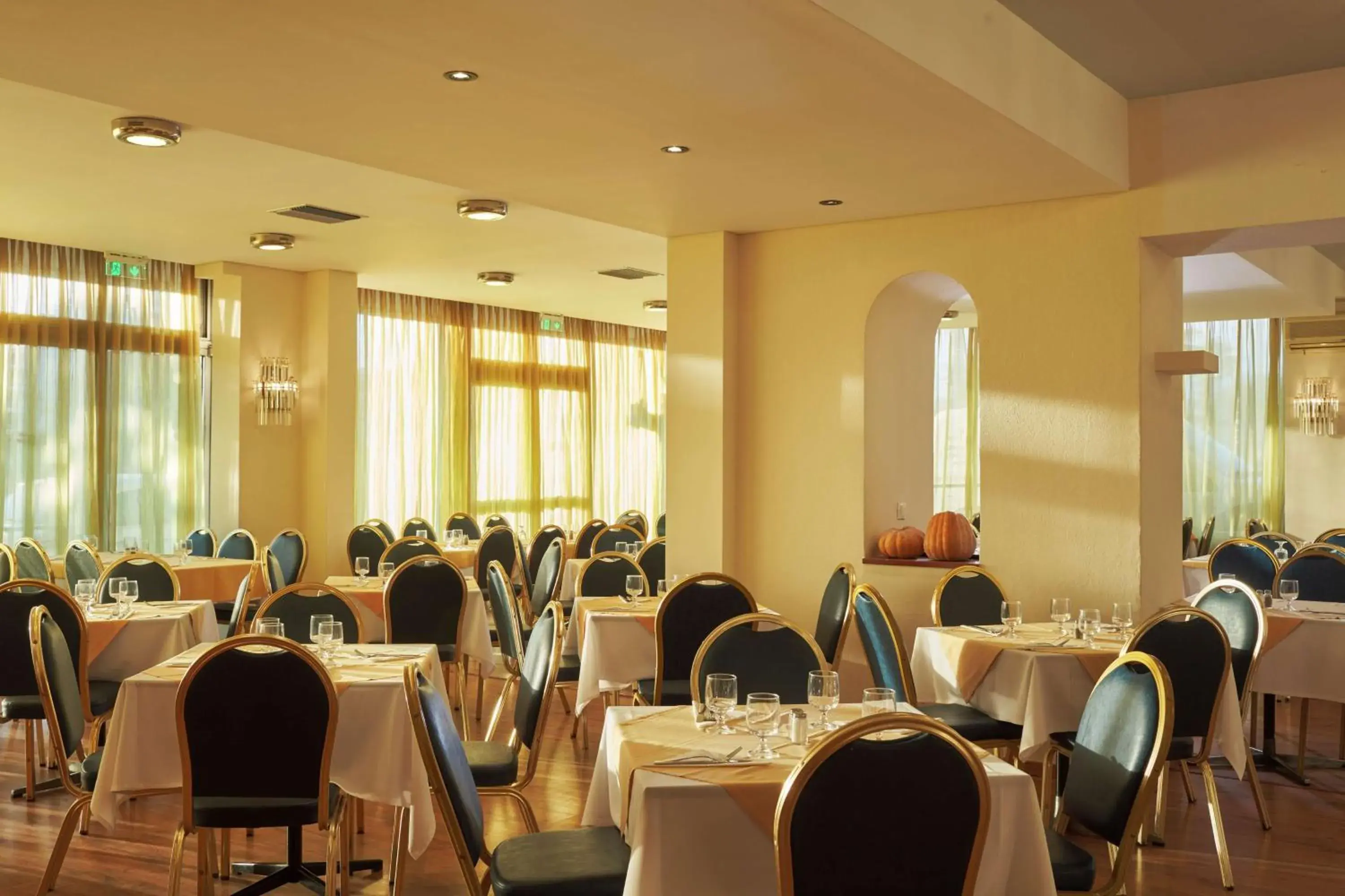 Restaurant/Places to Eat in Candia Hotel