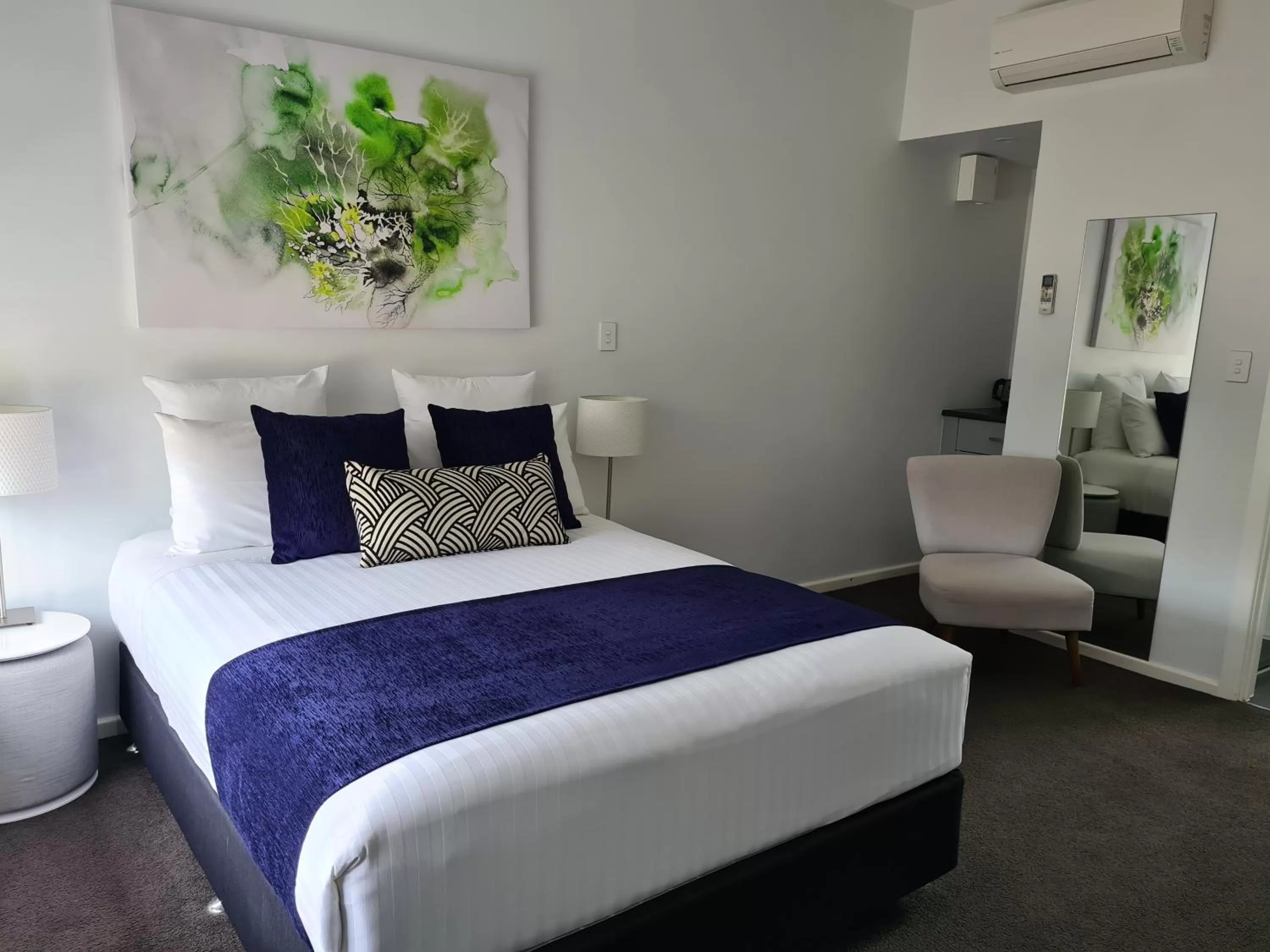 Bed in The Avenue Inn