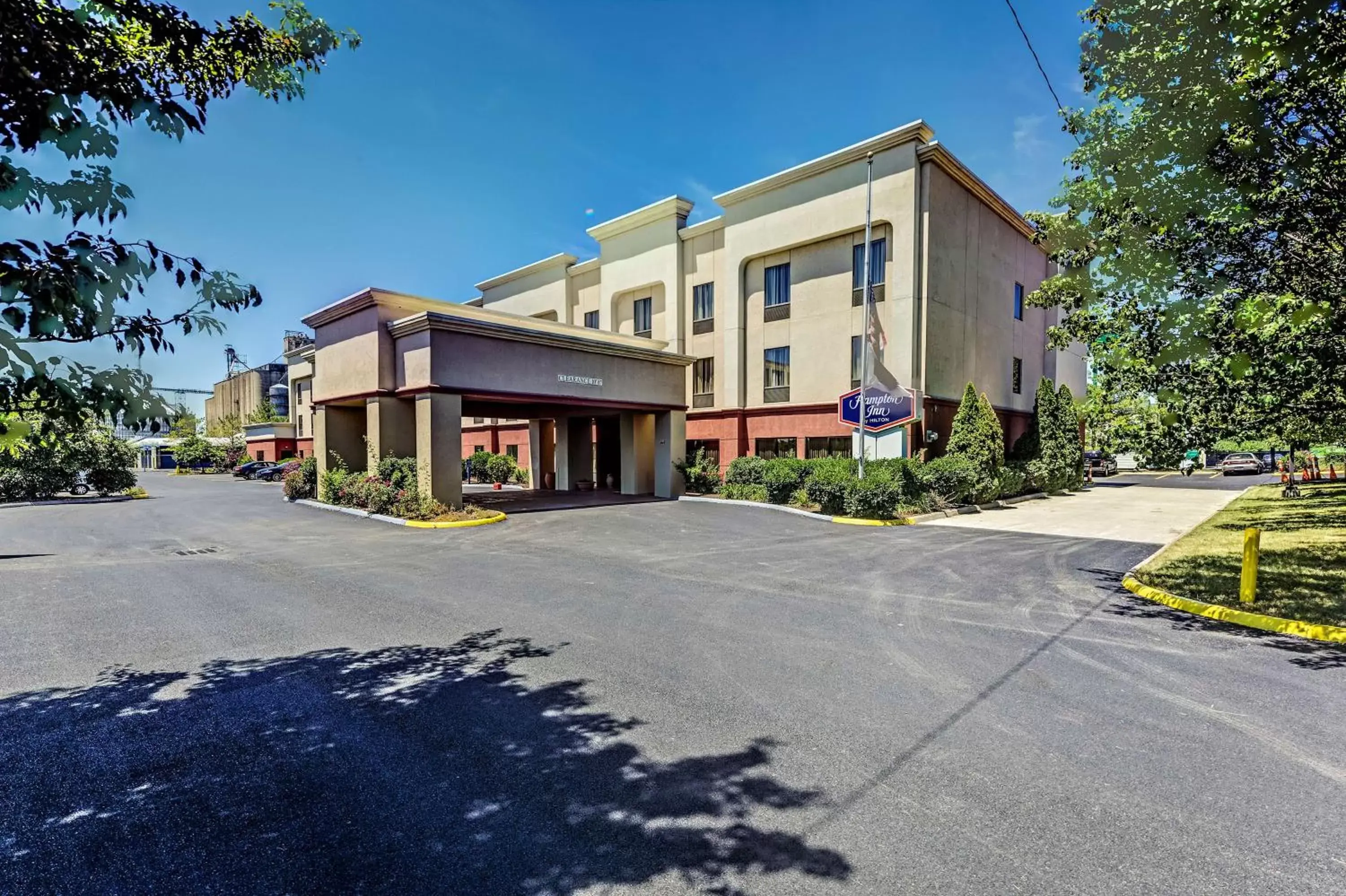 Property building in Hampton Inn Columbus I-70E/Hamilton Road Property building in Hampton Inn Columbus I-70E/Hamilton Road
