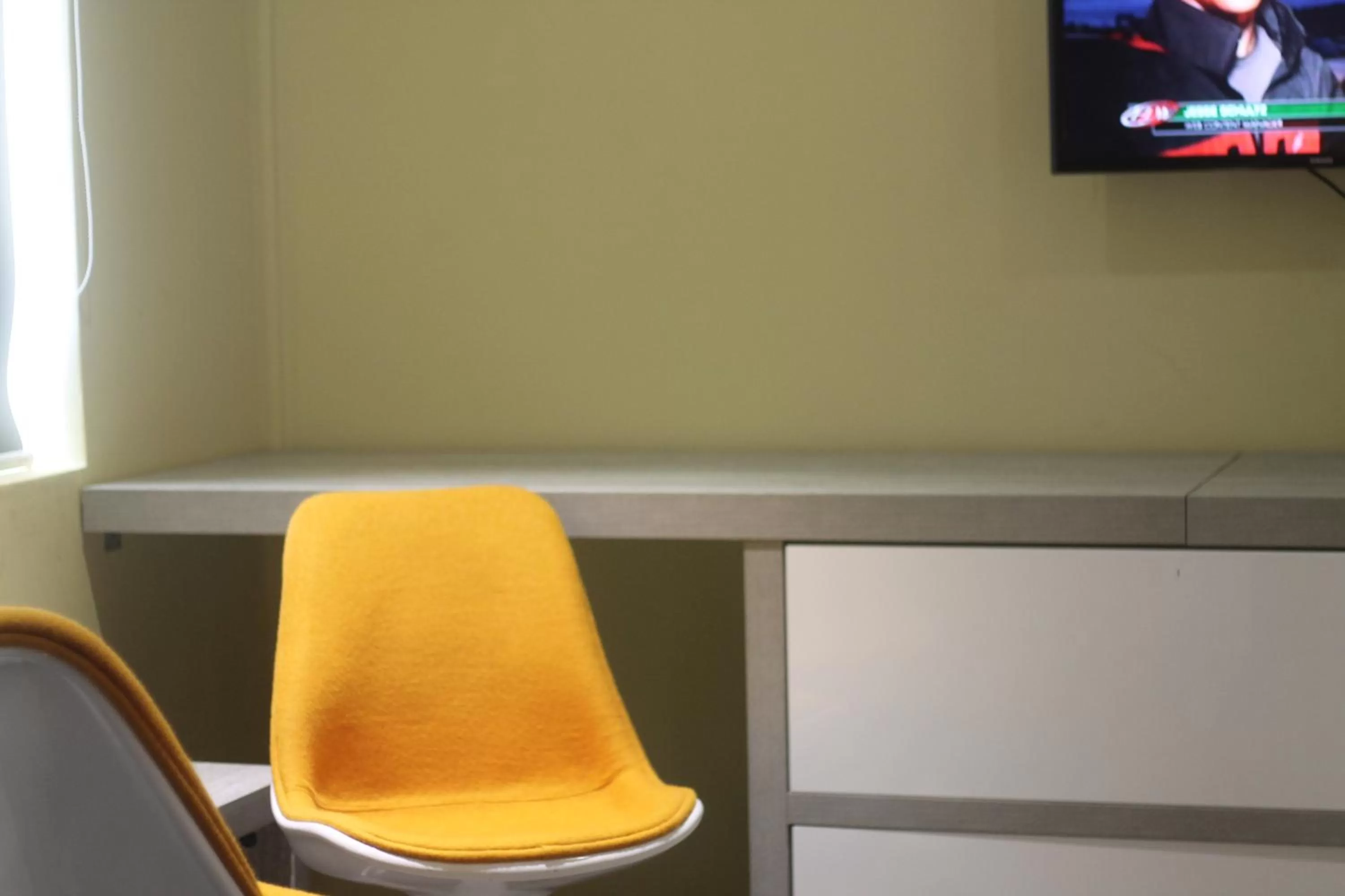 TV and multimedia in Benny's City Hotel