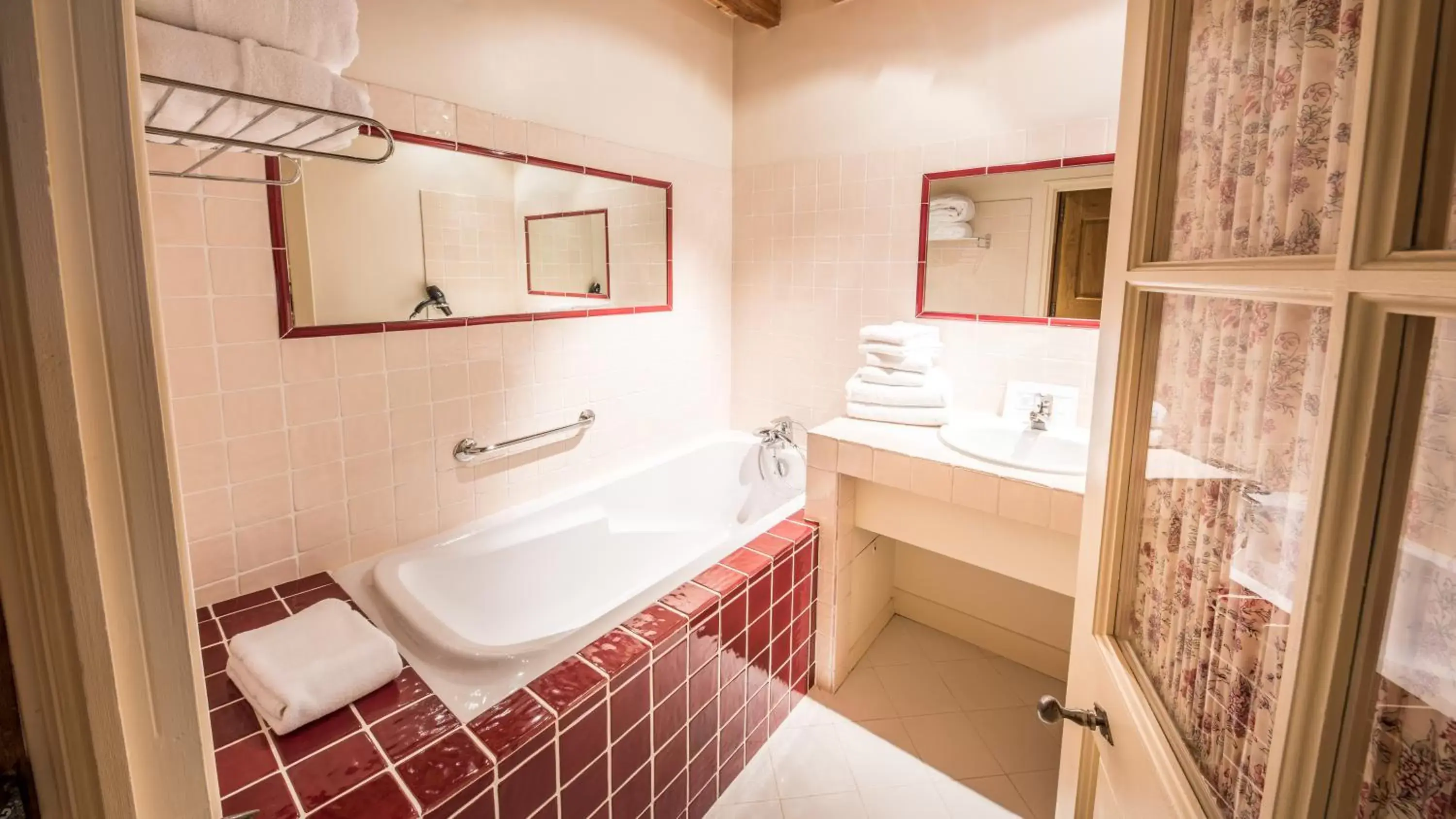 Bathroom in Le Champ des Oiseaux & Spa