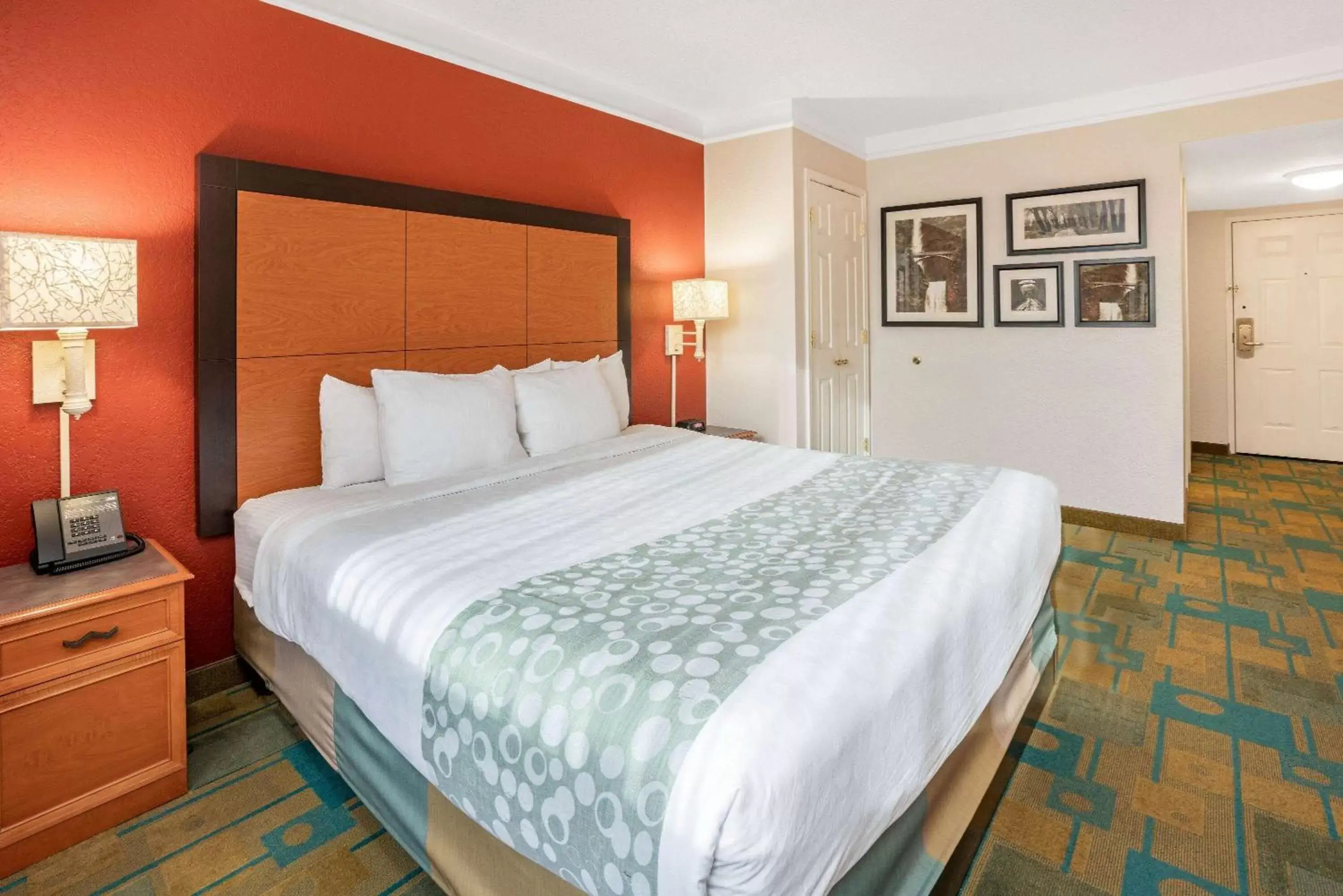 Photo of the whole room, Bed in La Quinta by Wyndham Seattle Sea-Tac Airport