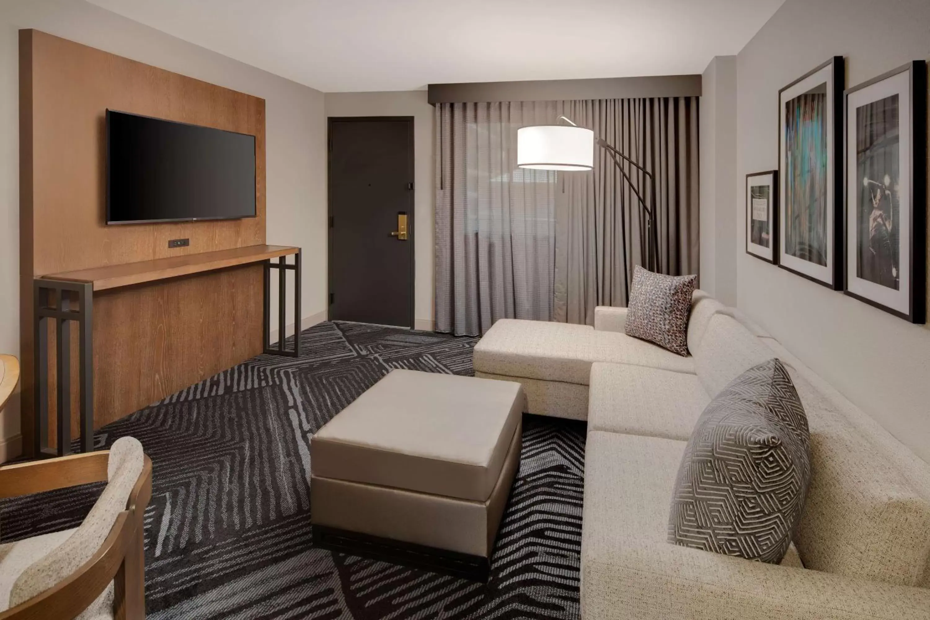 Bedroom, Seating Area in Embassy Suites by Hilton San Rafael Marin County