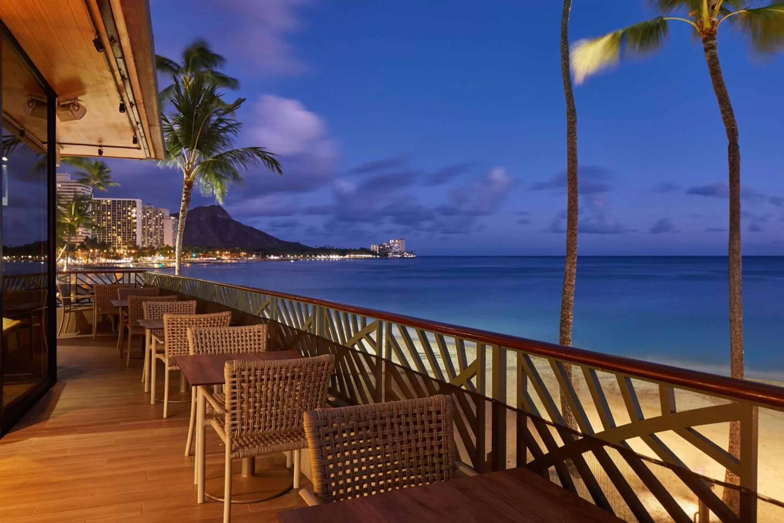 Lounge or bar in OUTRIGGER Waikiki Beach Resort