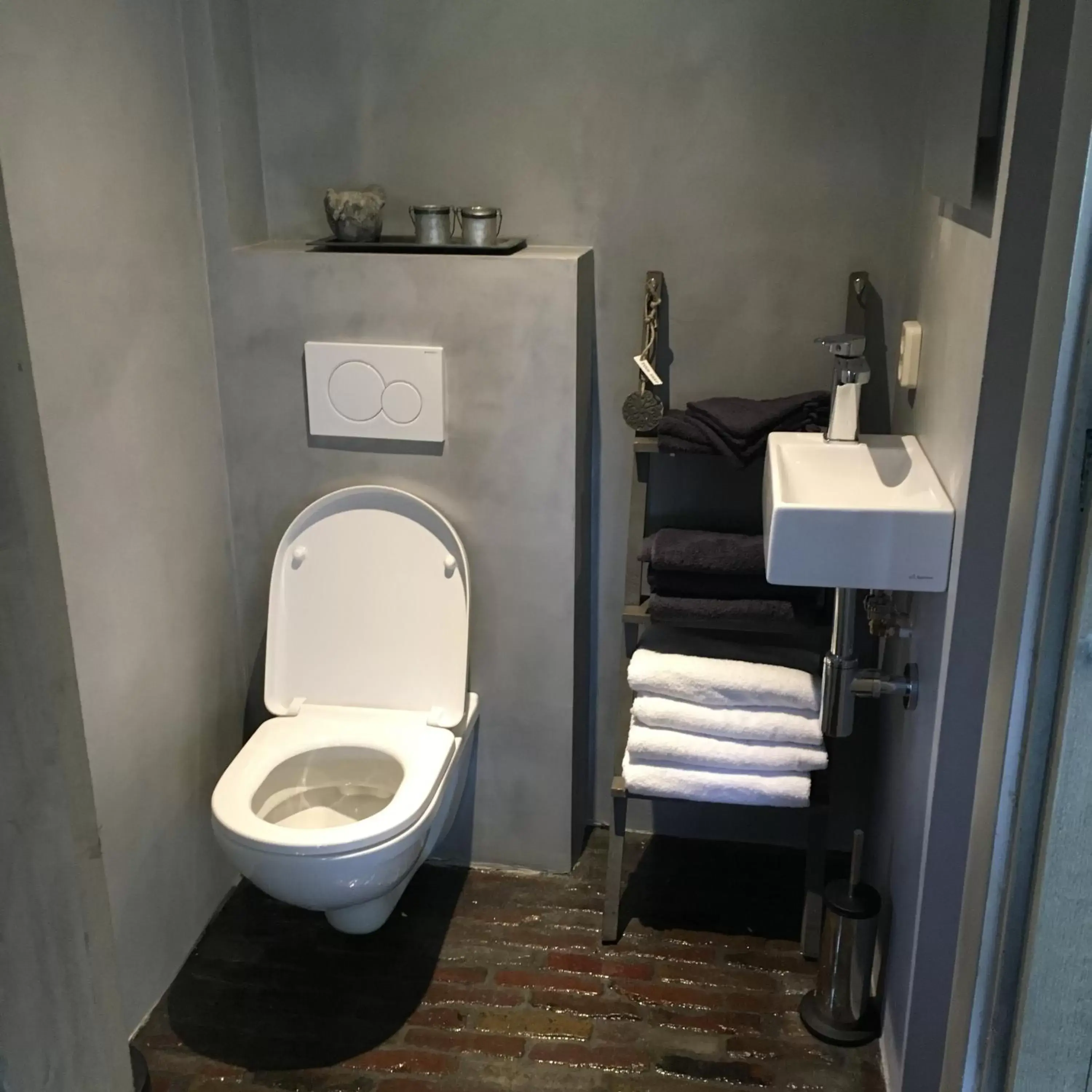 Bathroom in Hof van donzel