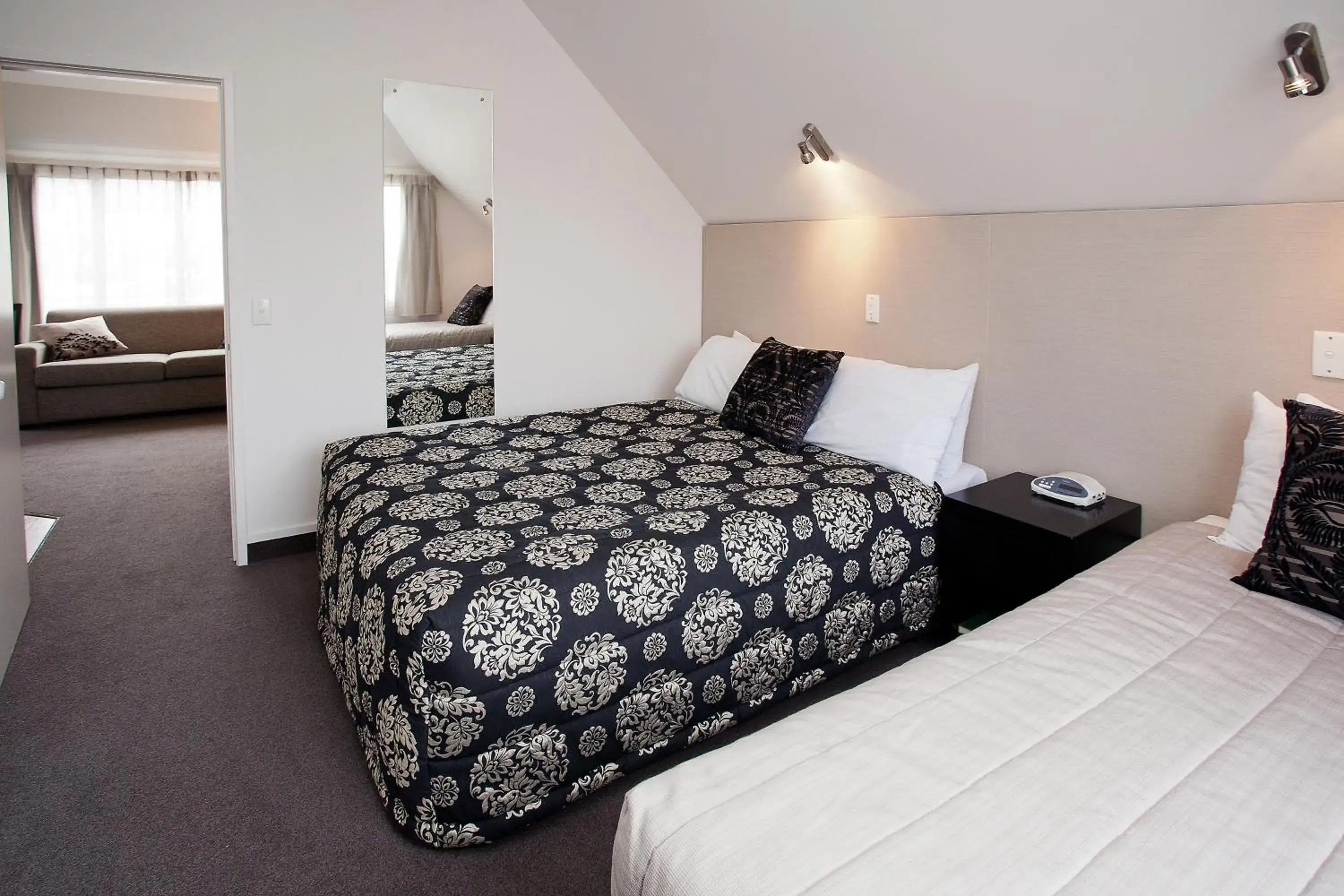 Bedroom, Bed in Cable Court Motel