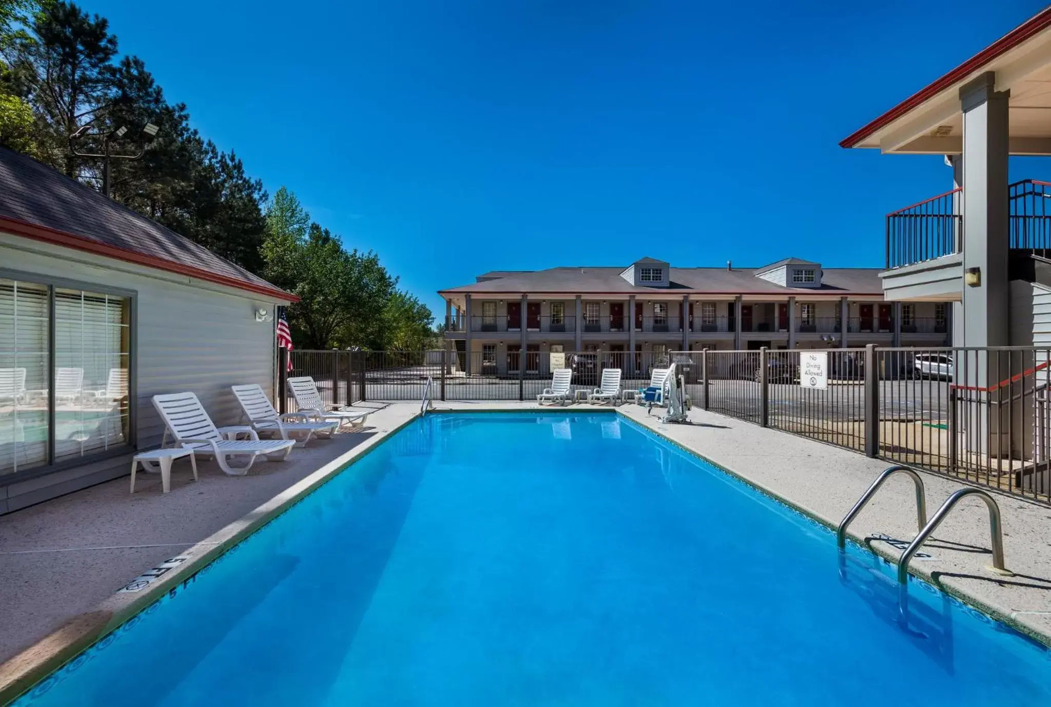 Swimming pool in Red Roof Inn Jasper Swimming pool in Red Roof Inn Jasper