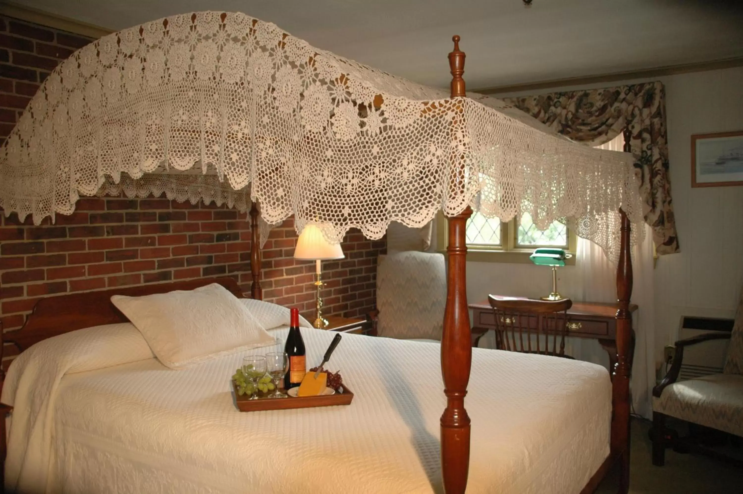 Bedroom, Bed in Lamies Inn & The Old Salt Tavern