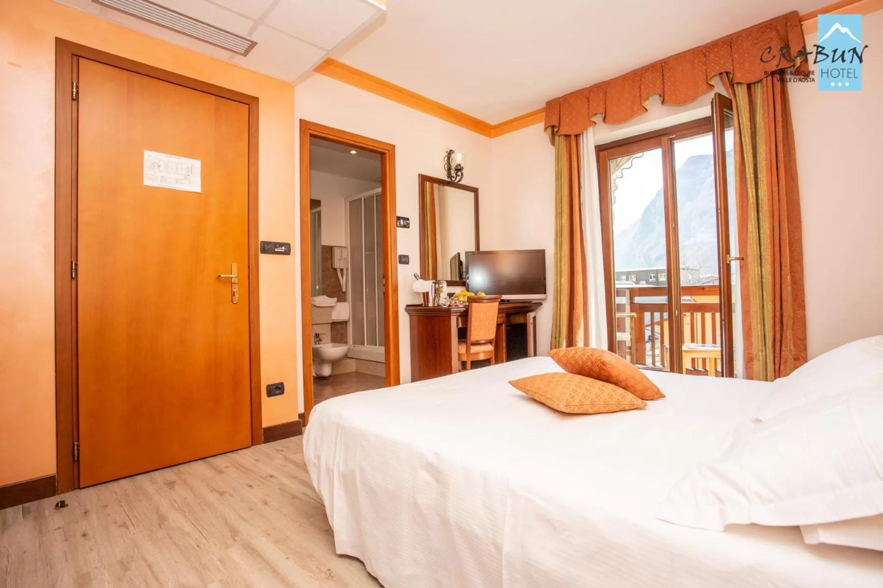 Bathroom, Bed in Crabun Hotel