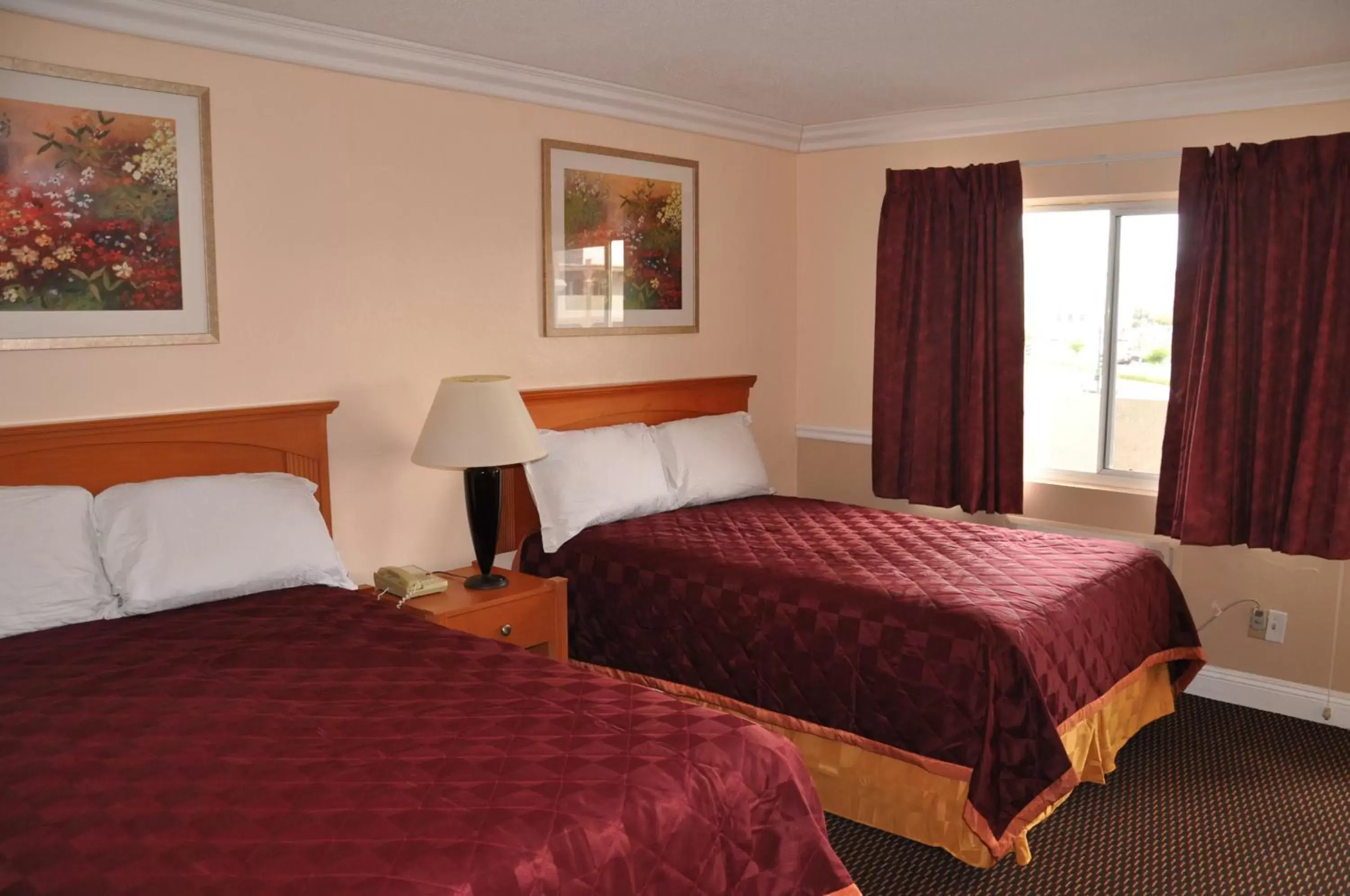 Bedroom, Bed in Americas Best Value Inn - Downtown Oakland/Lake Merritt