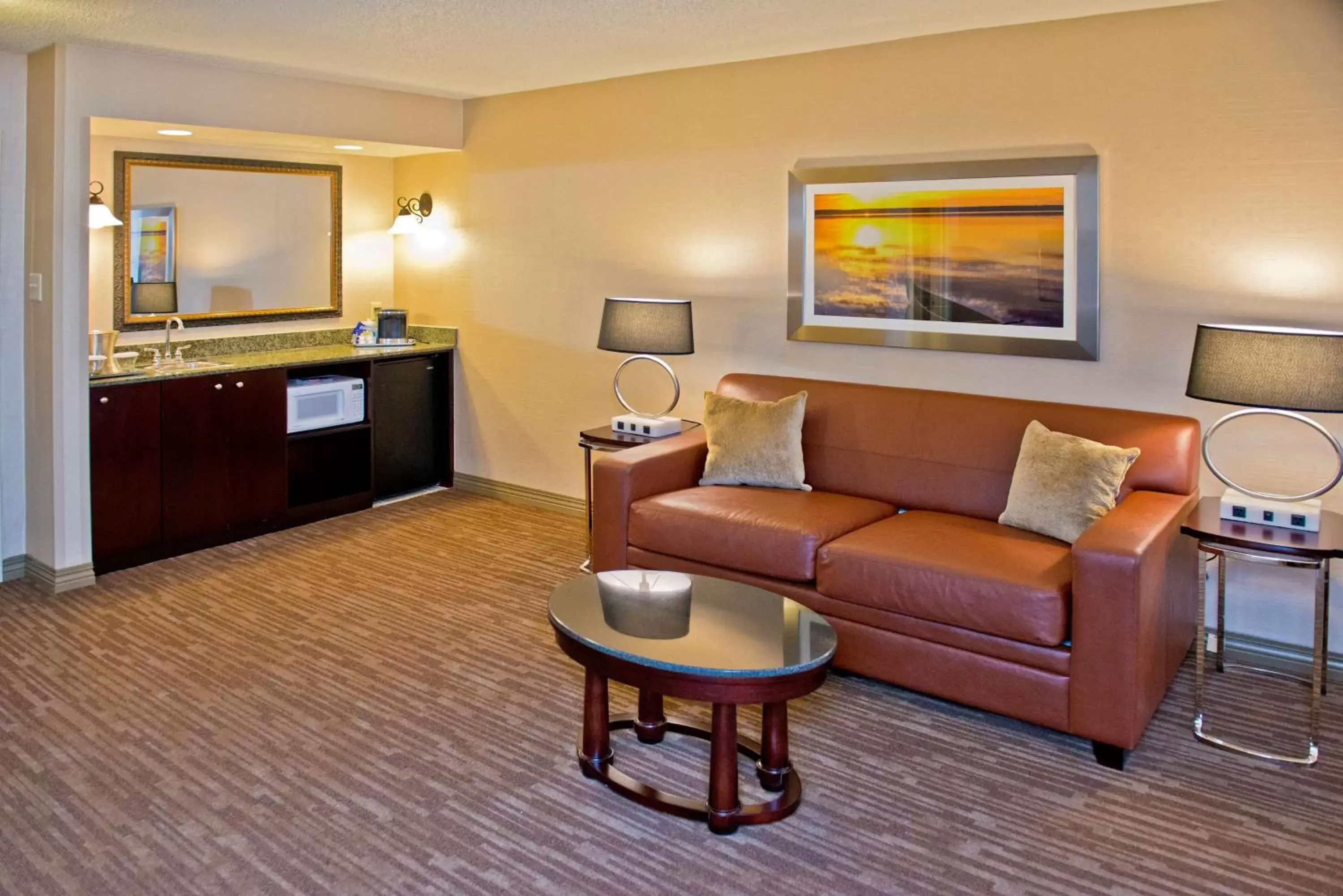 Living room, Seating Area in DoubleTree by Hilton Raleigh Durham Airport at Research Triangle Park