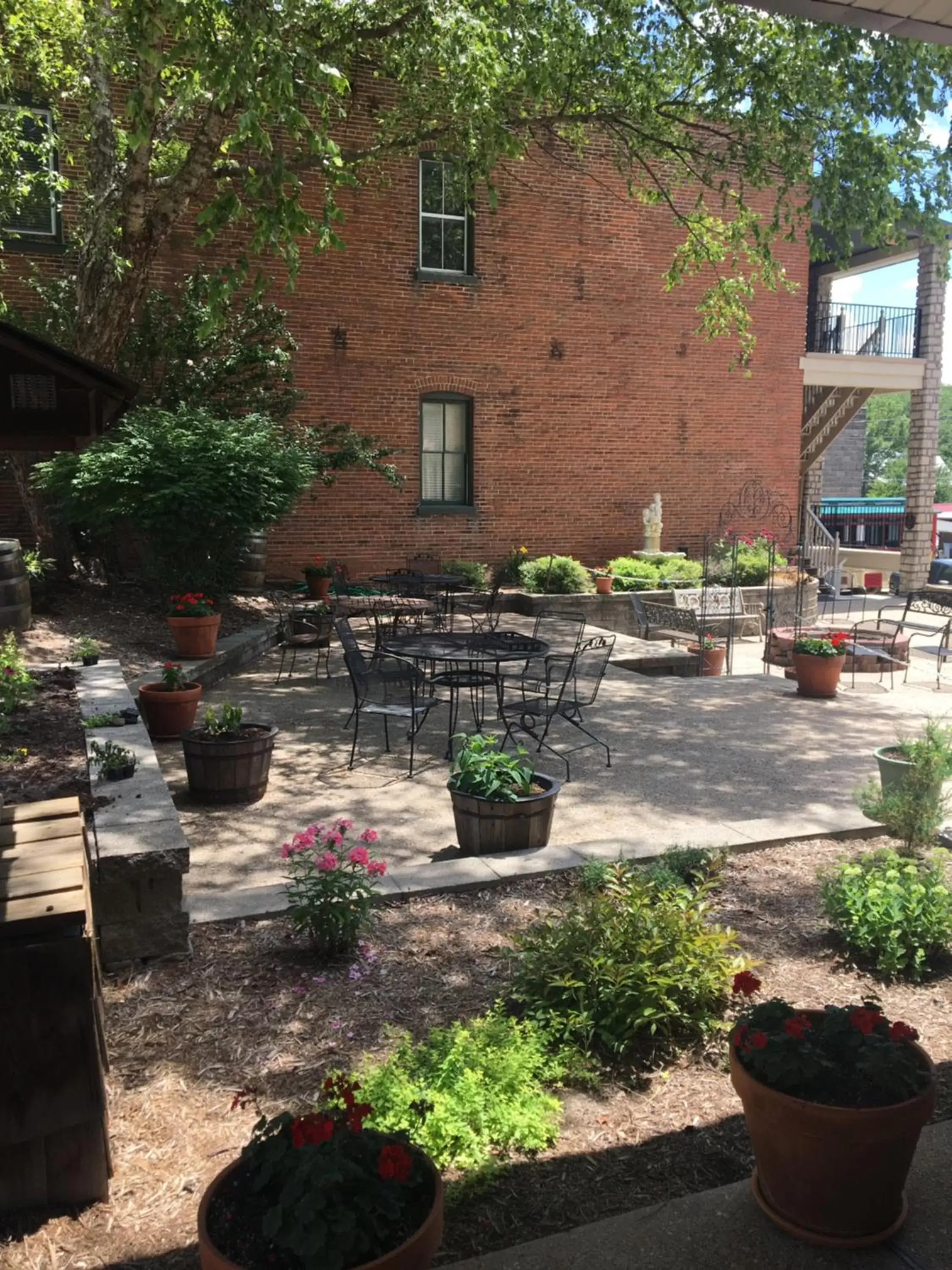 Garden in Hermann Crown Suites