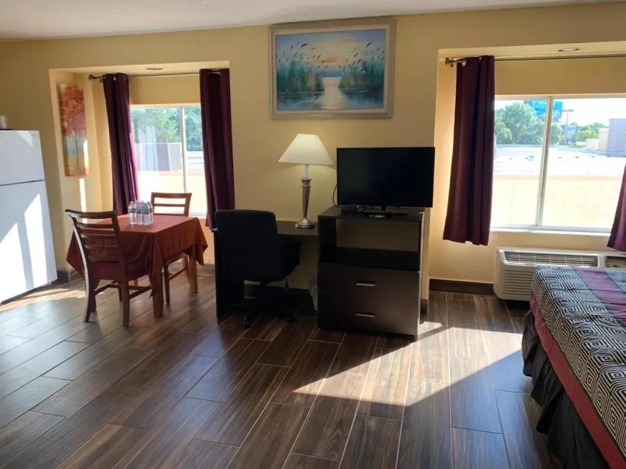 Living room, Seating Area in Days Inn & Suites by Wyndham Tampa/Raymond James Stadium