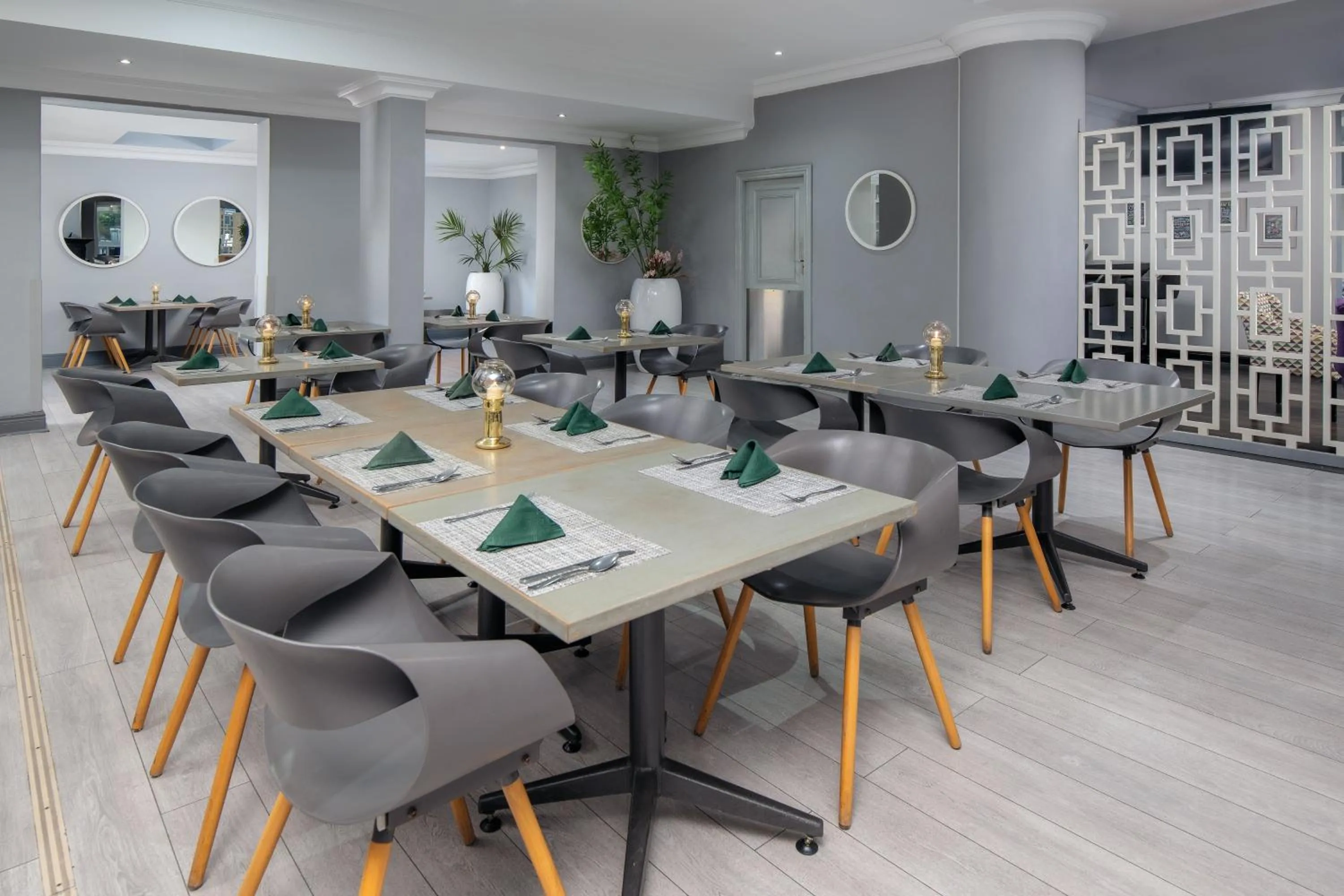 Restaurant/places to eat in Holiday Inn Johannesburg OR Tambo Airport Hotel by IHG