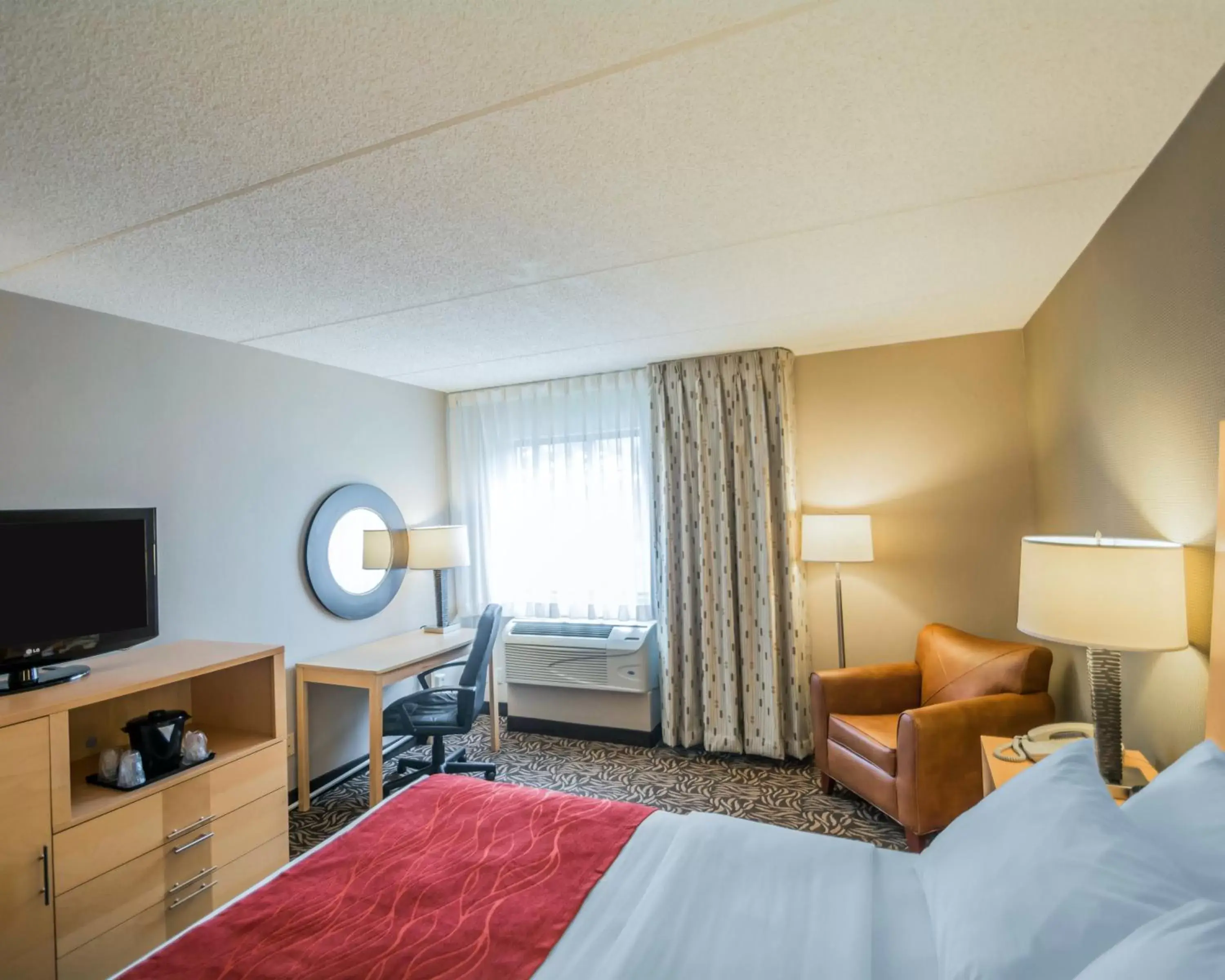 King Room with Whirlpool - Non-Smoking in Comfort Inn - NYS Fairgrounds
