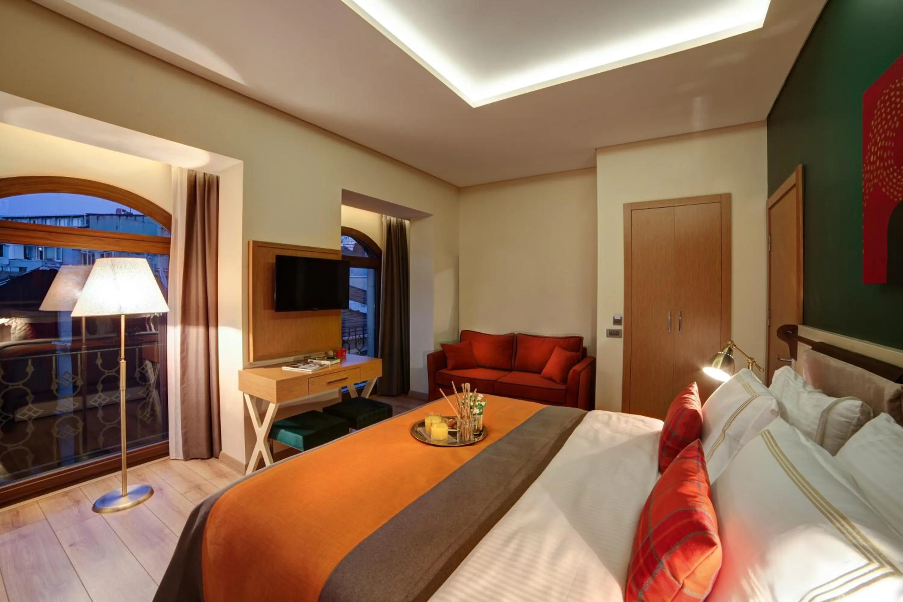 Photo of the whole room, Bed in The Fox Hotel