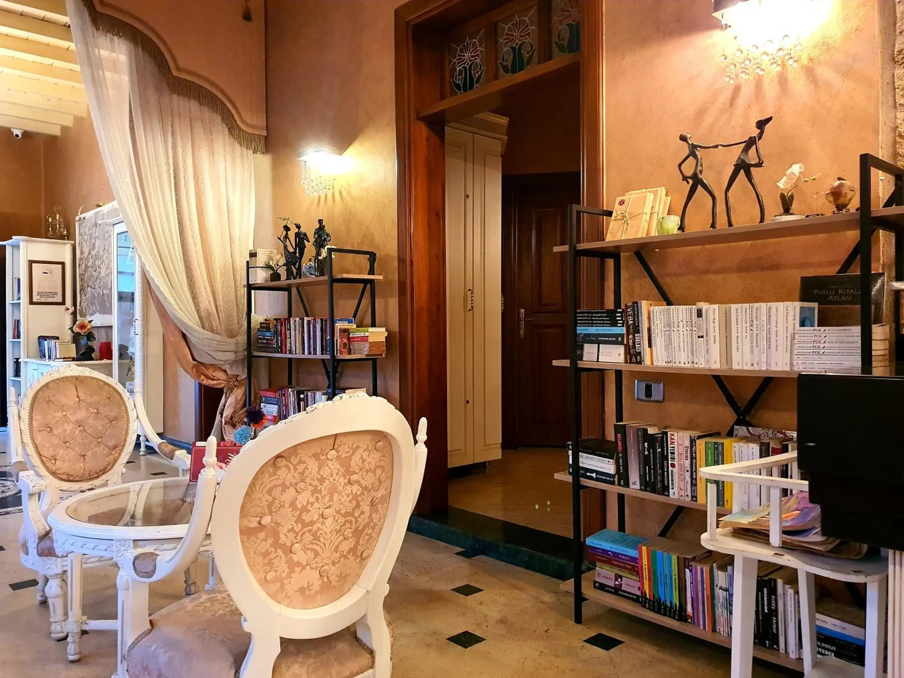 Library in Eski Masal Hotel