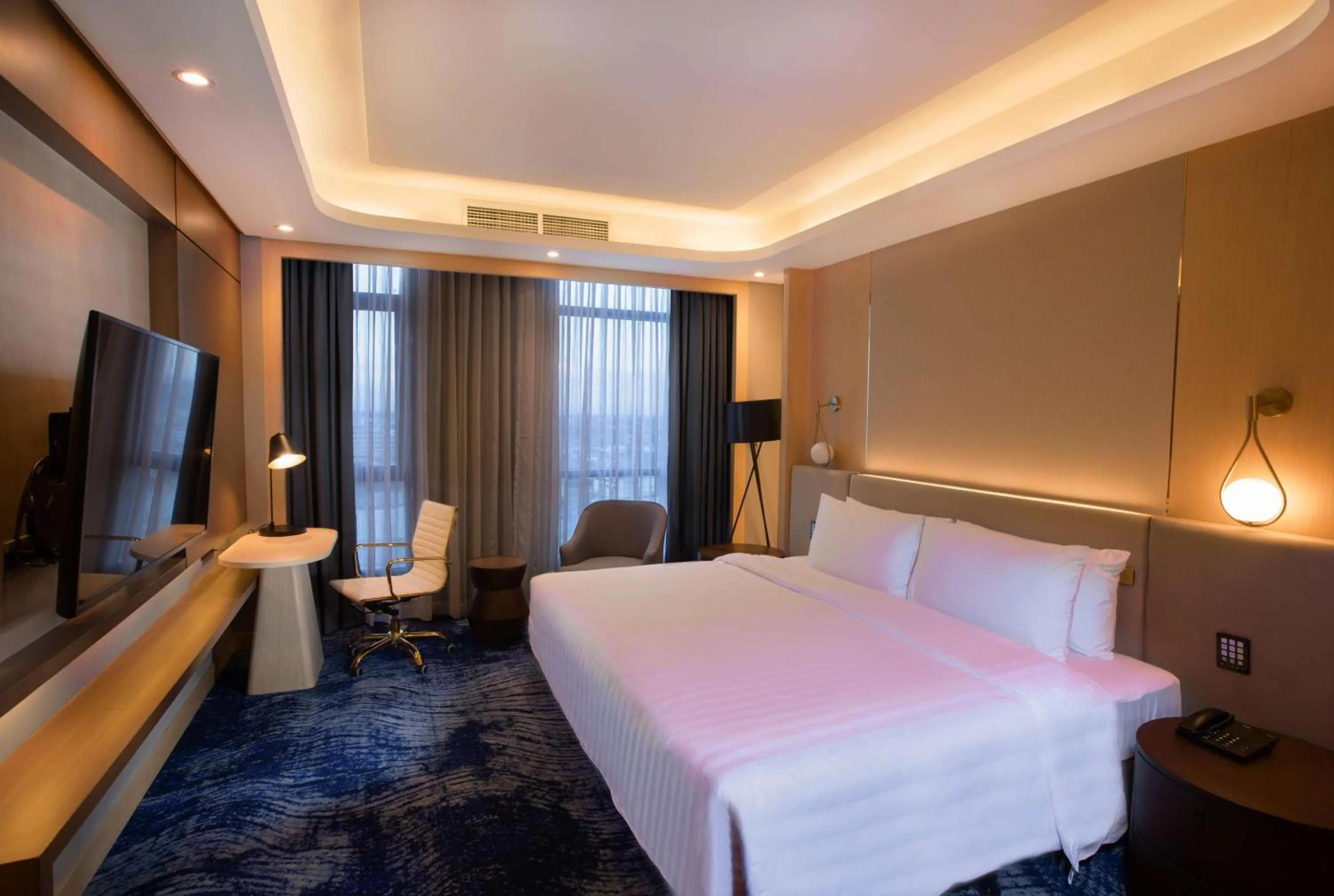 Photo of the whole room, Bed in Best Western Plus Metro Clark