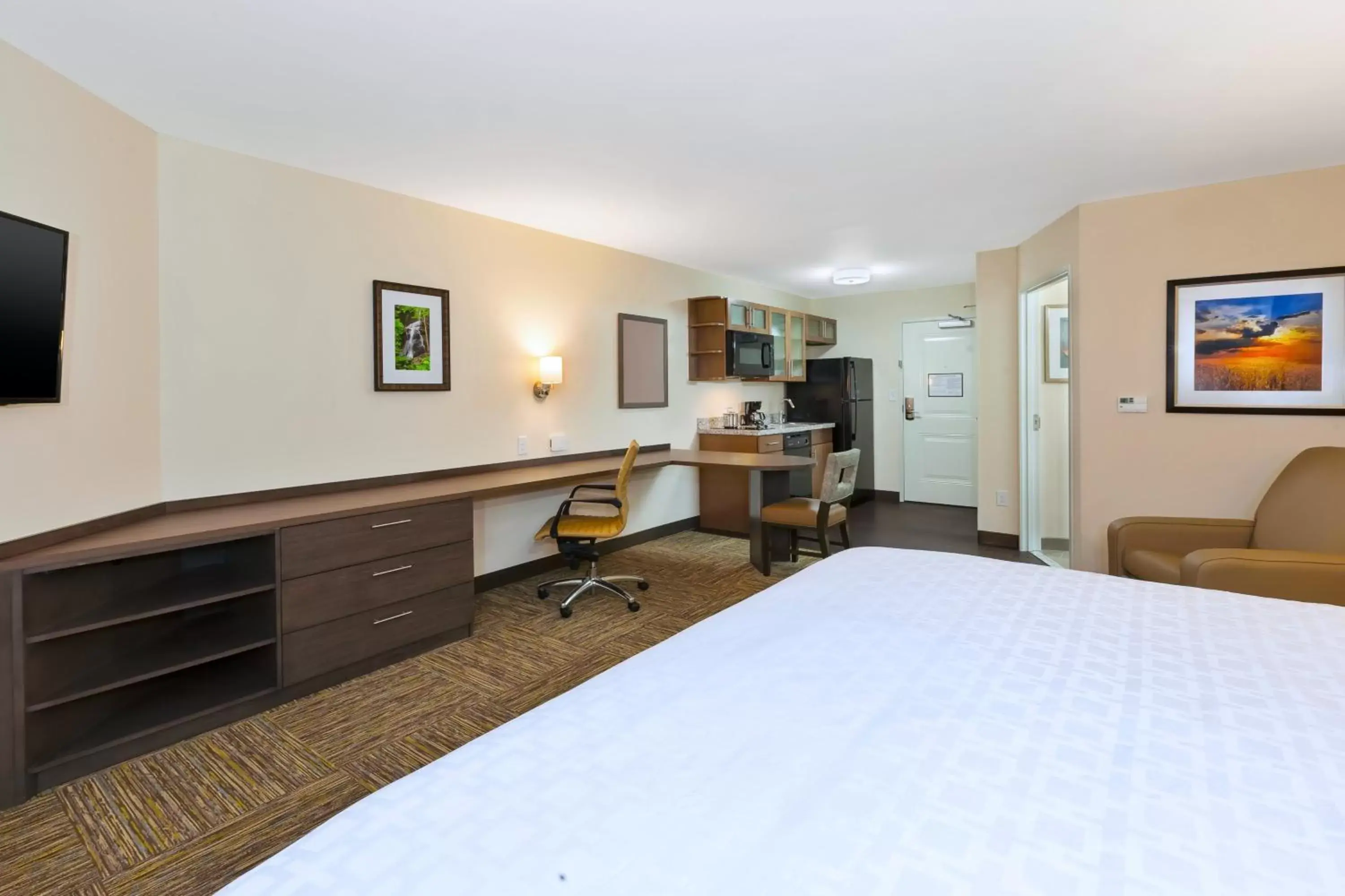 Photo of the whole room, Bed in Candlewood Suites Louisville - NE Downtown Area, an IHG Hotel