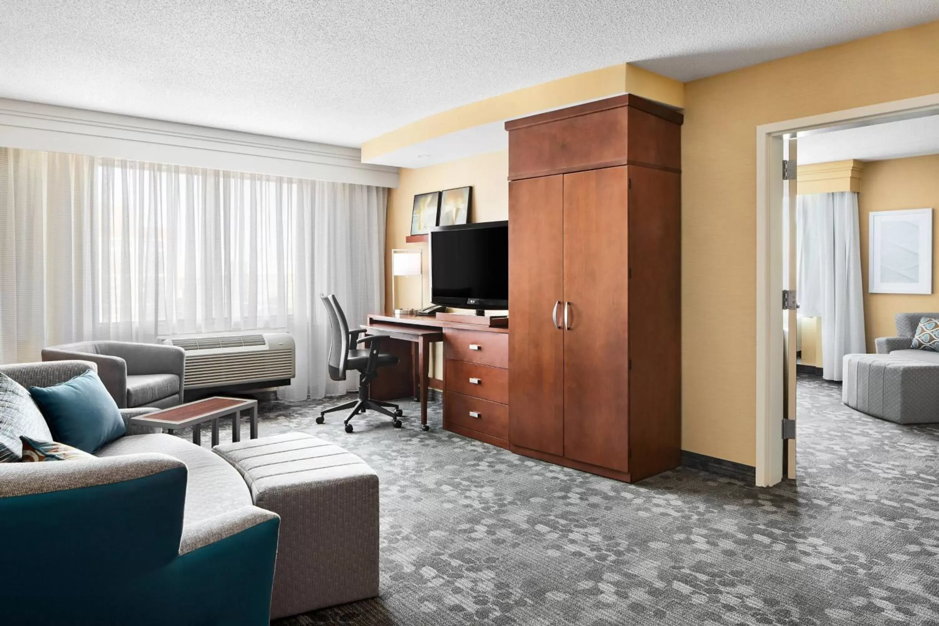 Photo of the whole room, TV/Entertainment Center in Courtyard by Marriott Newark Downtown