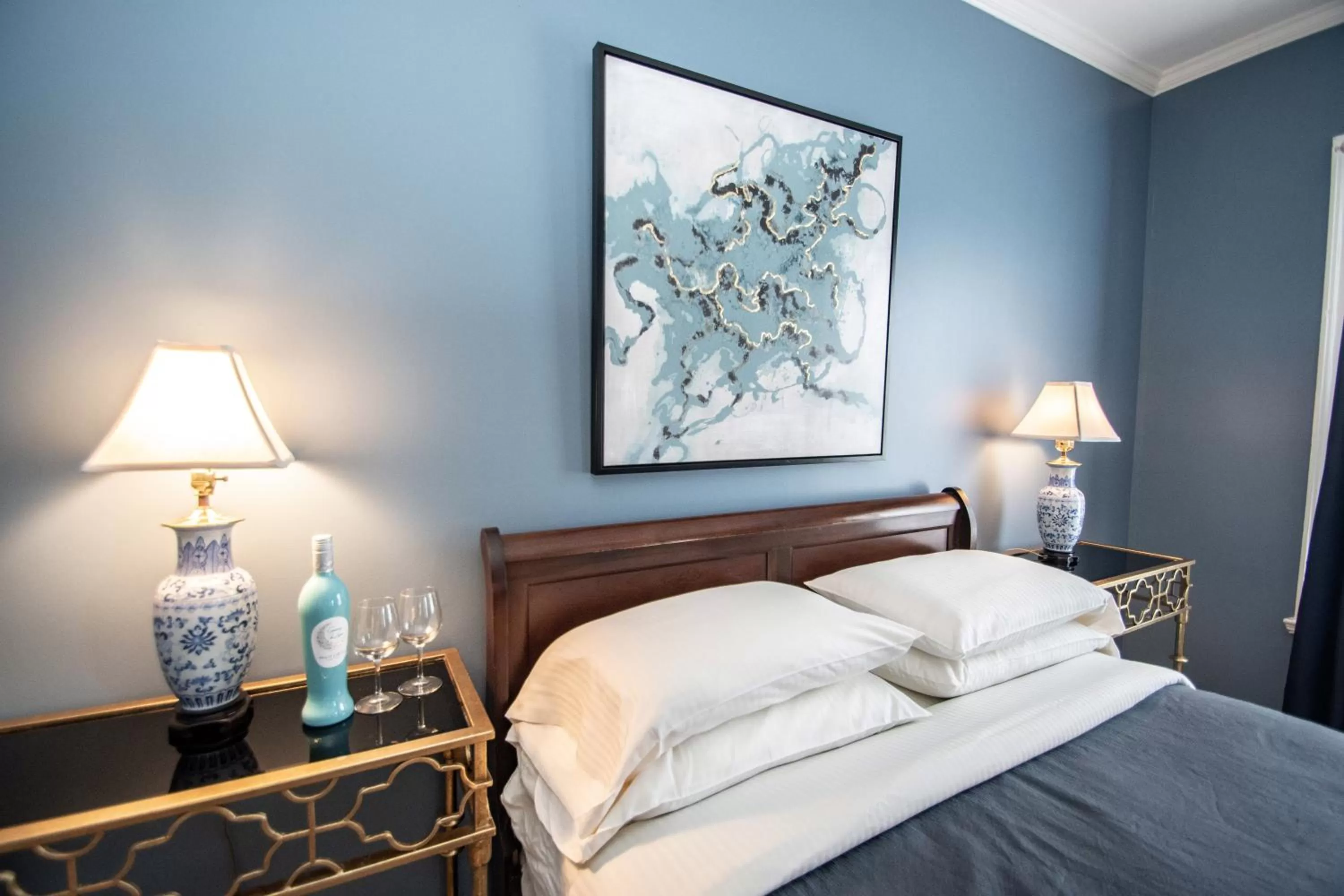 Bed in Looking Glass Inn