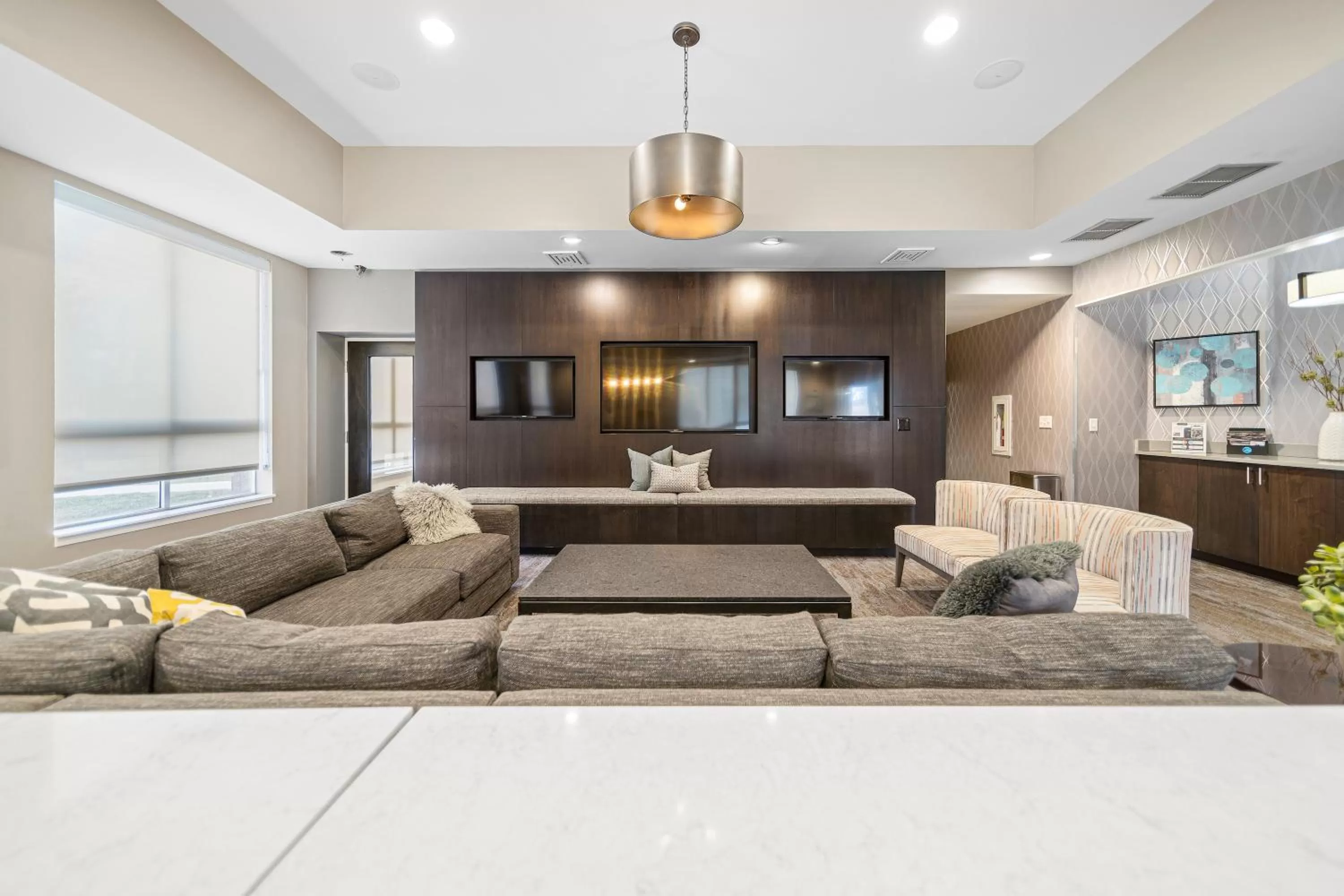 Communal lounge/ TV room, Seating Area in Kasa Downtown South Bend