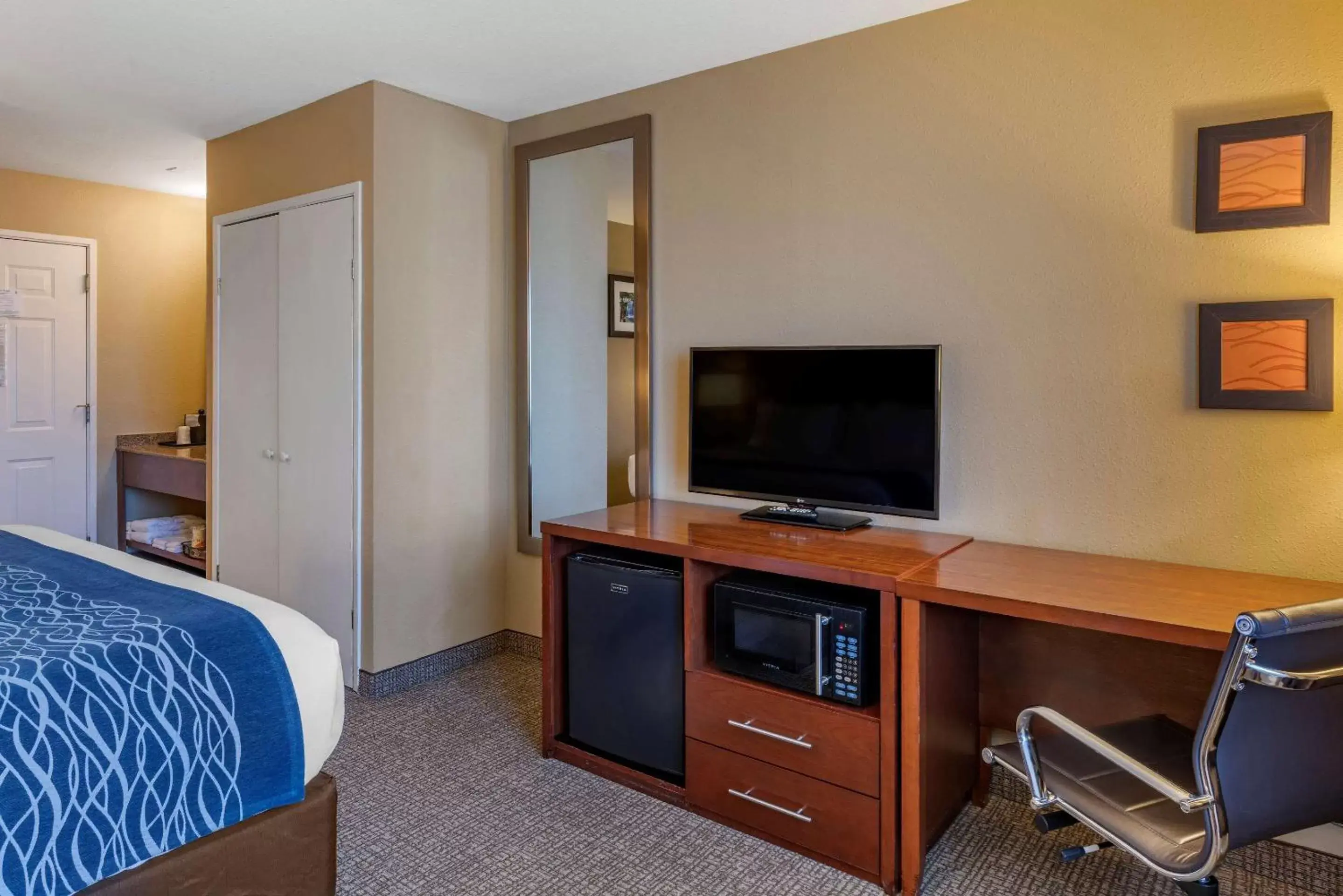 Photo of the whole room, TV/Entertainment Center in Comfort Inn Roseburg