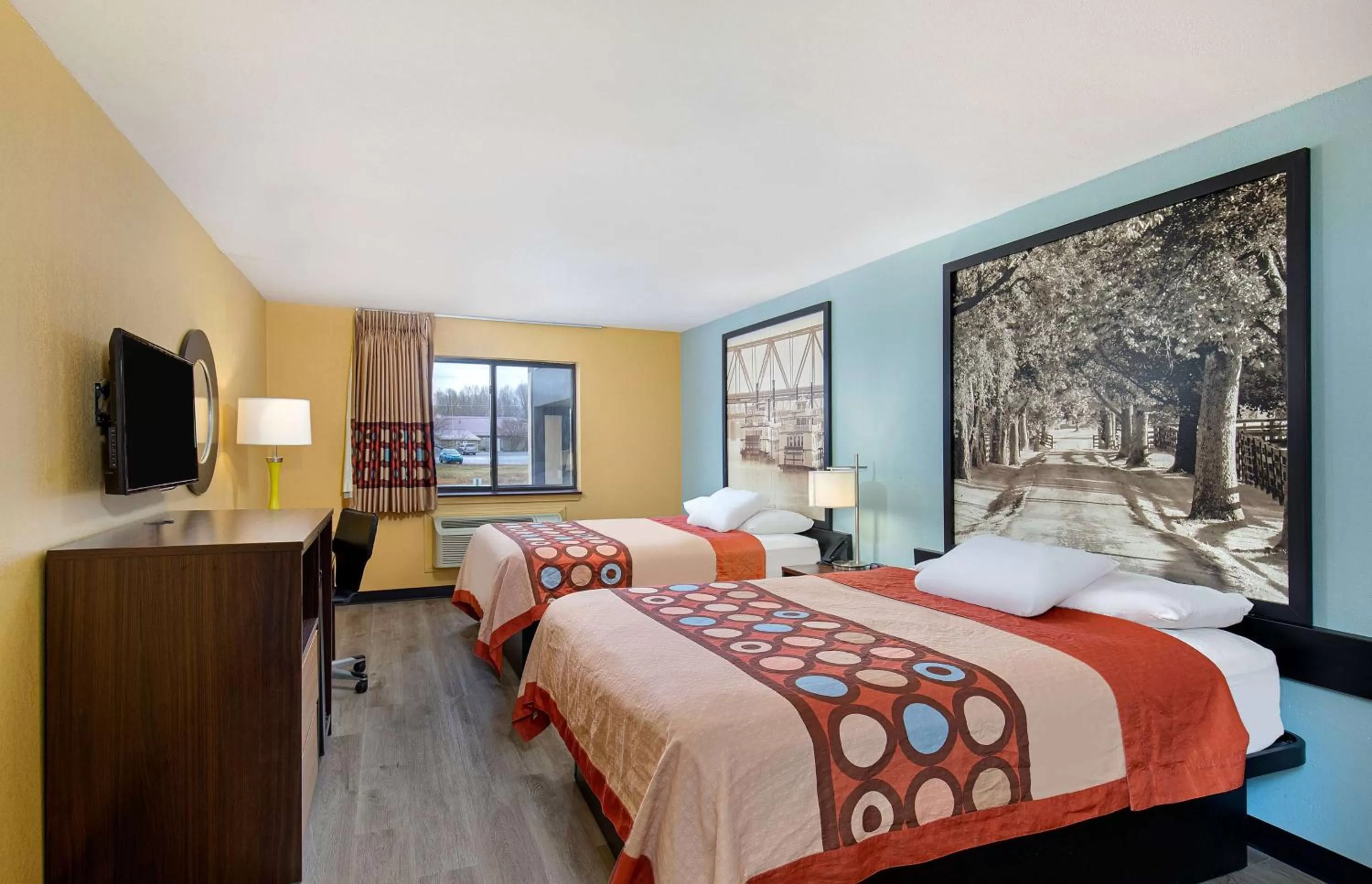 Photo of the whole room, Bed in Super 8 by Wyndham Eddyville/Kuttawa