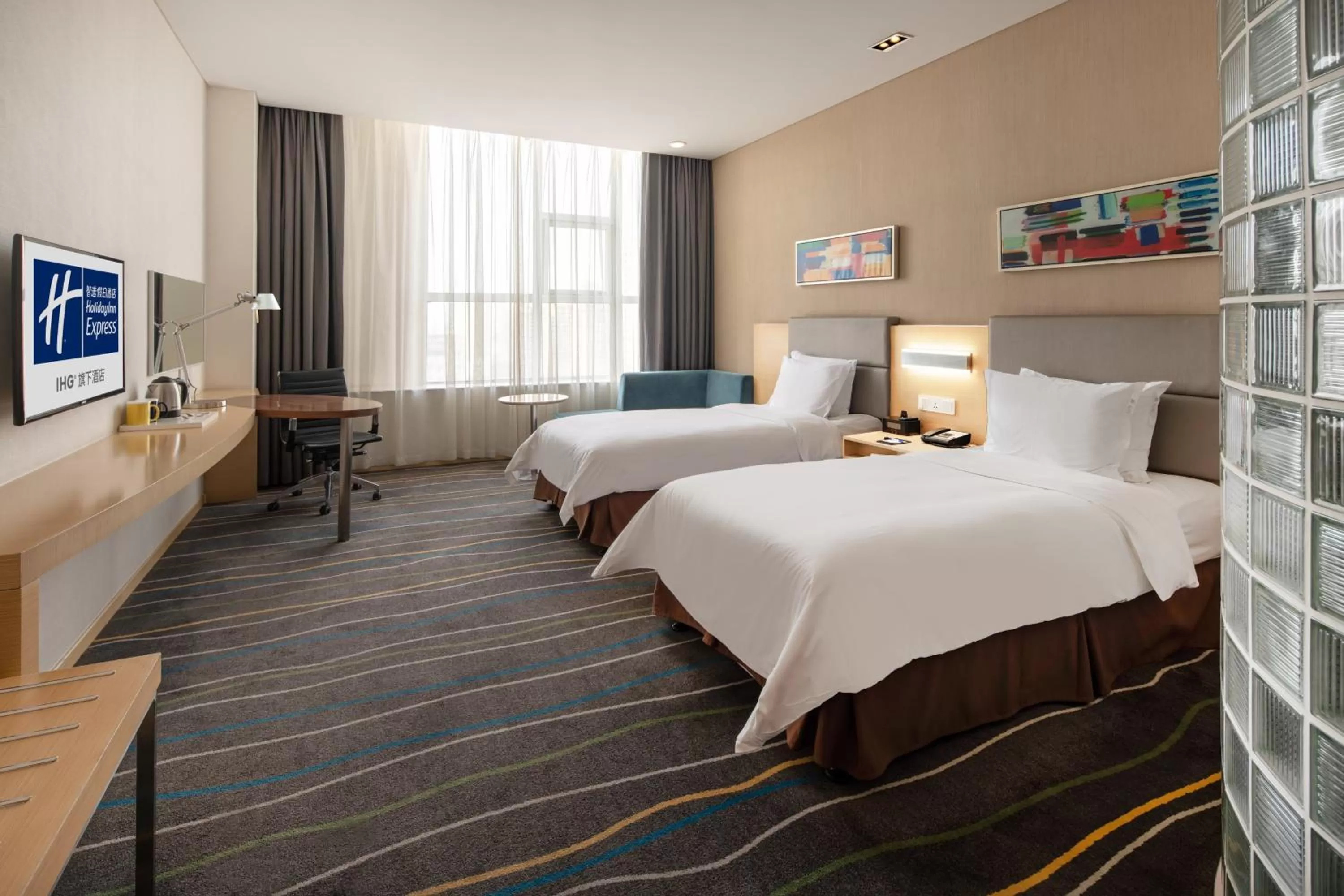 Photo of the whole room, Bed in Holiday Inn Express Luoyang City Center by IHG